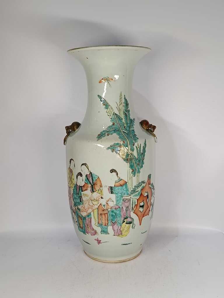 Jarrón chino
Familia Rosa

Colores rosa, verde y ocre.
Tiene un par de asas con máscaras de león doradas y naranjas.
Alrededor de 1900
Origen: China
Porcelana pintada a mano
Desgaste acorde con su época
(sin restaurar)
Muy buen estado
Dimensiones: