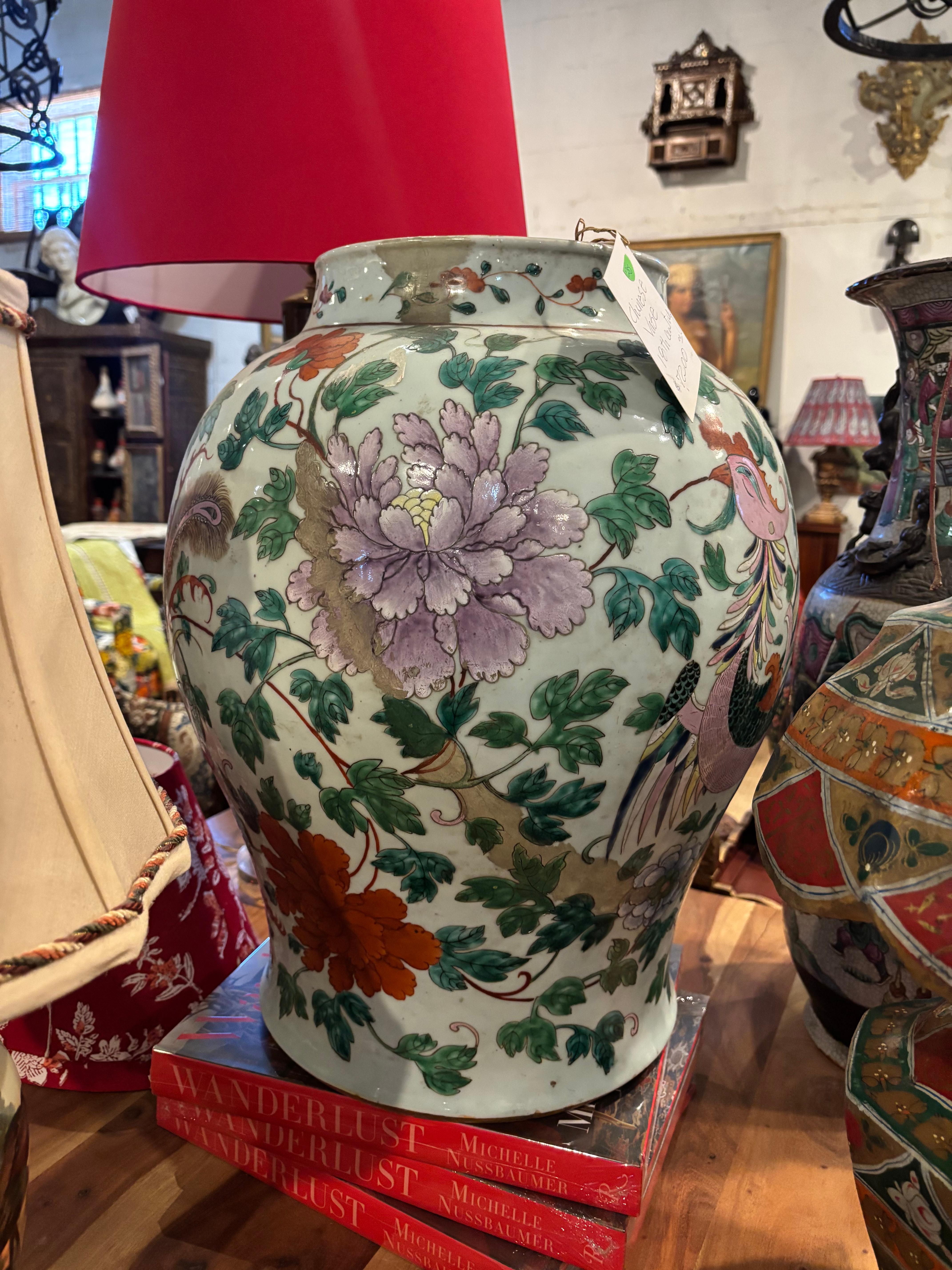 Jarrón chino de porcelana blanca con motivo floral pintado a mano

Un elegante jarrón de porcelana china con un luminoso esmalte blanco adornado con delicados motivos florales pintados a mano en tonos suaves y naturalistas. Esta elegante vasija,