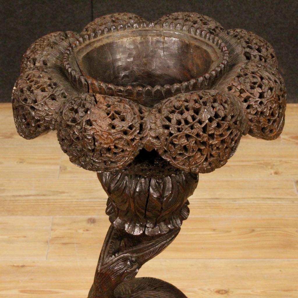 Chinese vase holder from the 20th century. Furniture in finely carved exotic wood chiseled with zoomorphic figures of great quality. Pleasantly furnished and beautifully decorated sculpture with a 13 cm diameter top hole, ideal to combine with a