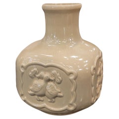 Chinesische Vase aus celadongrünem Porzellan, Enten und Drachen