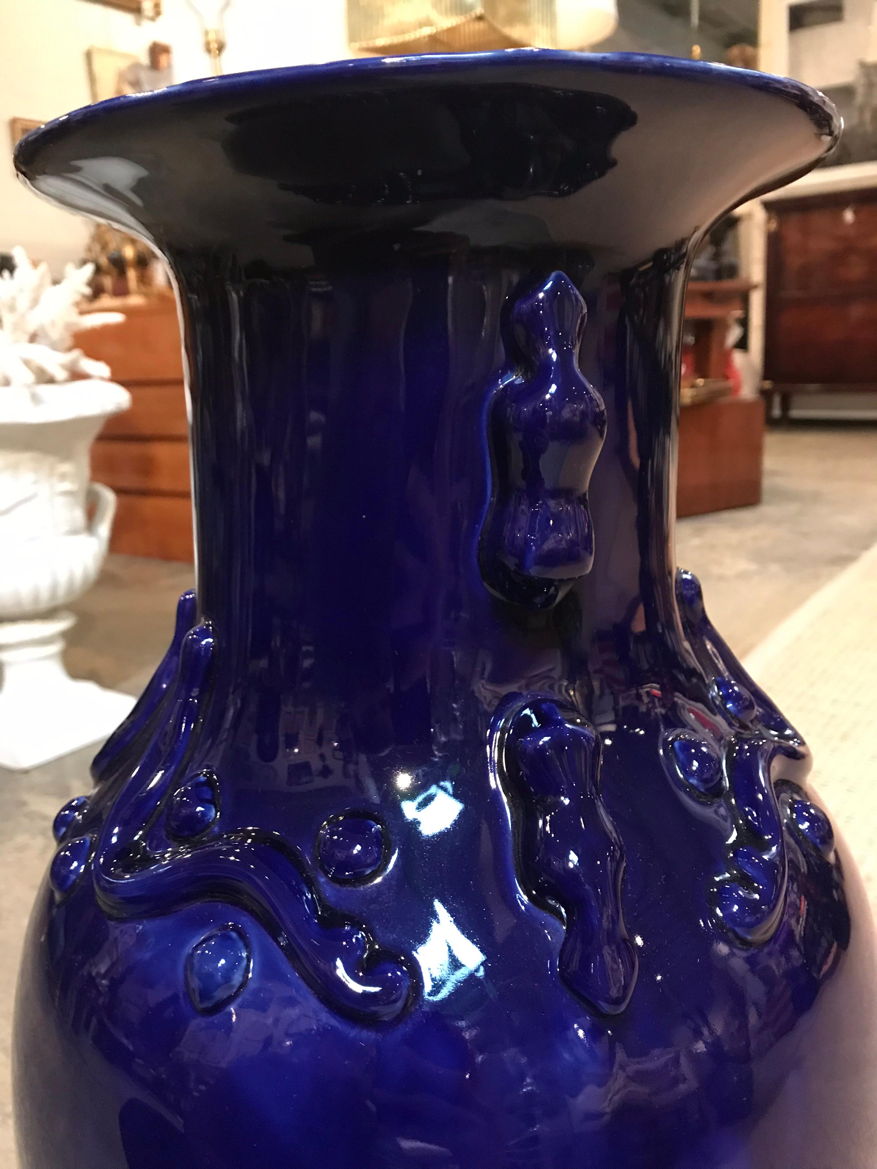 Chinese Vase in Cobalt Blue In Excellent Condition For Sale In Dallas, TX