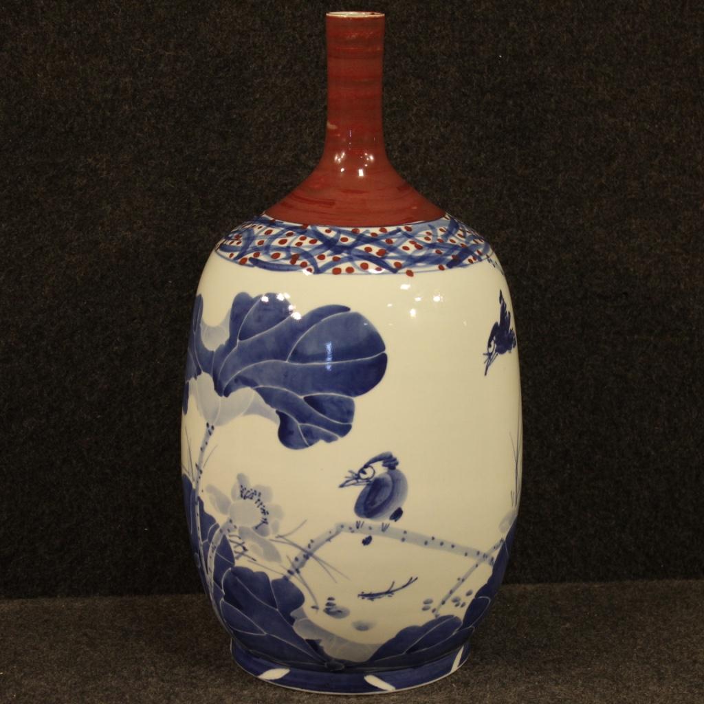 Chinese vase from the early 21st century. Jingdezhen ceramic work enamelled and hand painted with floral and animal decorations of excellent quality. Vase of good size and great impact, with a particular top opening of 3 cm. Ideal object to be
