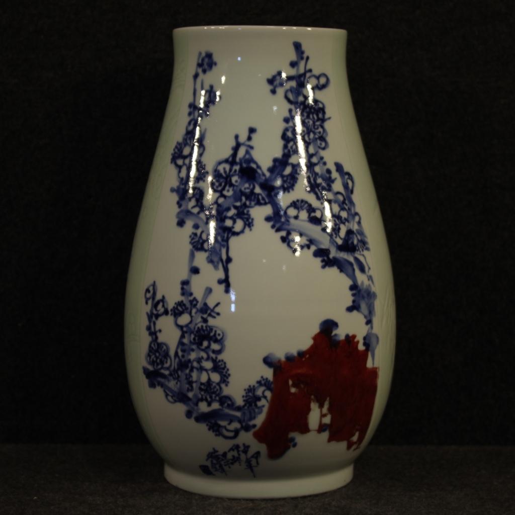 Chinese vase from the early 21st century. Jingdezhen ceramic work enameled and hand painted with floral decorations, animals and oriental writings of excellent quality. Vase of beautiful size and ideal decoration to display as a piece of furniture.