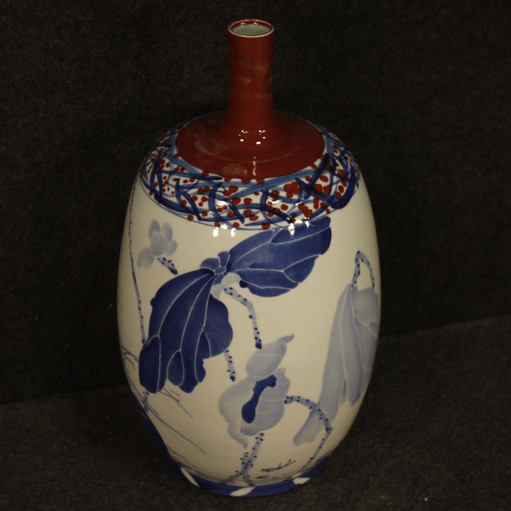 Chinese vase from the early 21st century. Jingdezhen ceramic work enameled and hand painted with floral and animal decorations of excellent quality. Vase of great impact, with a particular top opening of 3 cm, ideal for display as a piece of