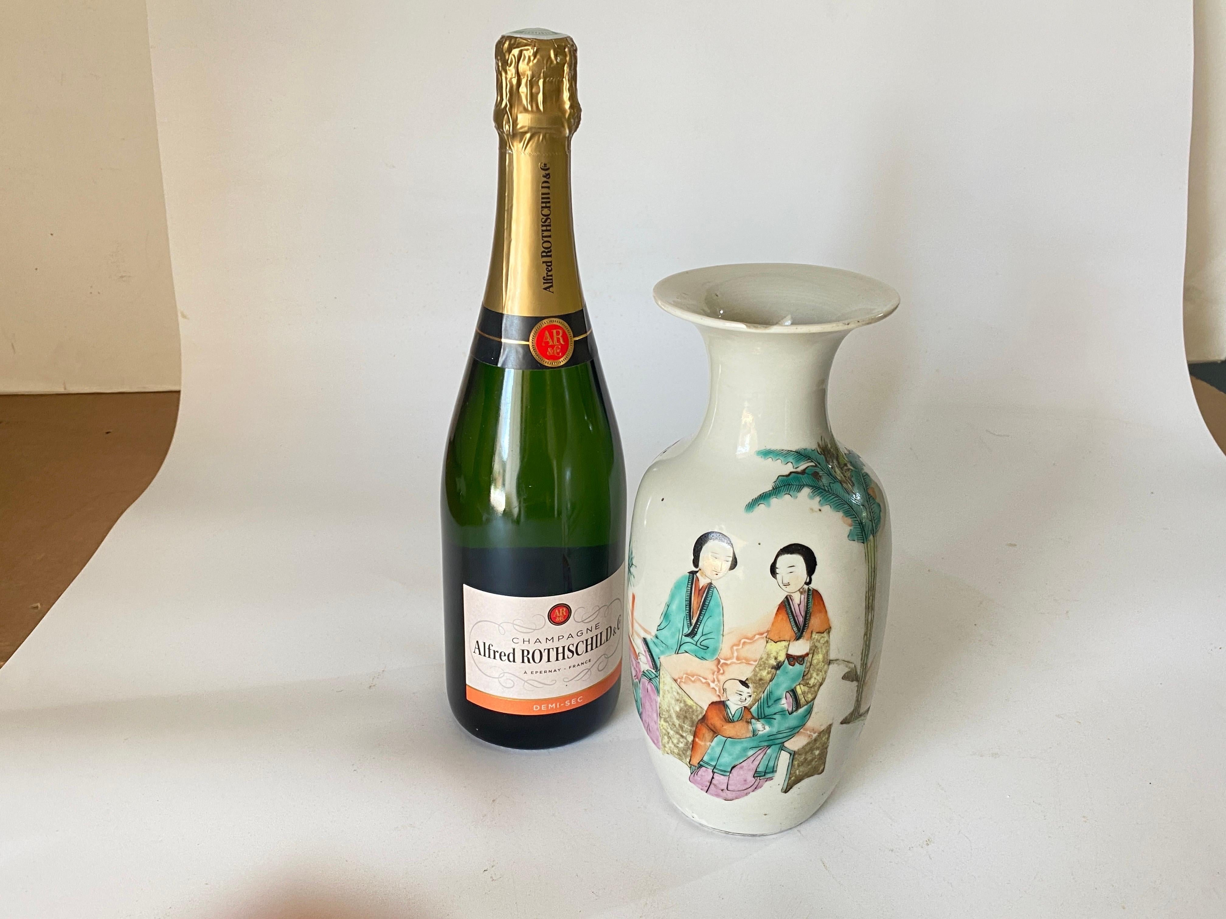 Vase, table en porcelaine. Il a été fabriqué en Chine, Circa 1920.
Les motifs décoratifs sont des personnages aux couleurs orange et bleue.