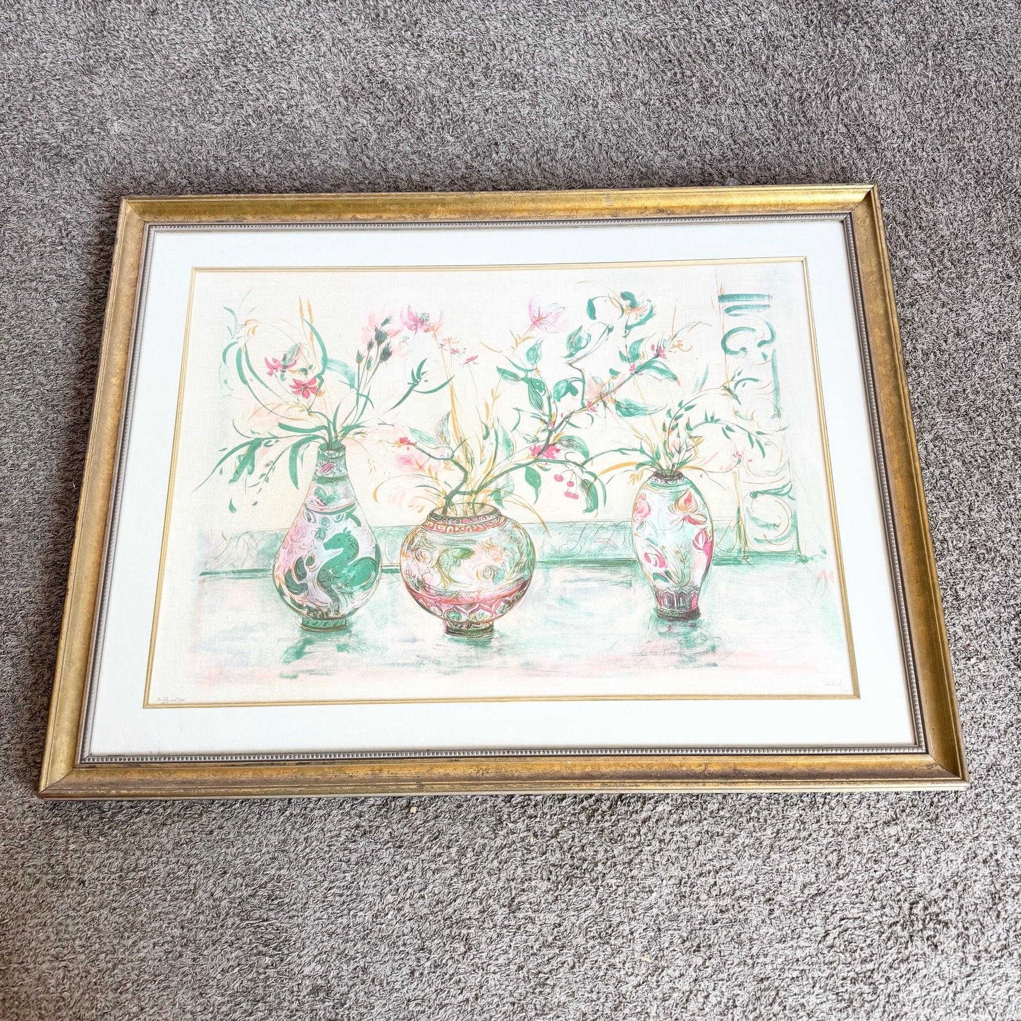 Diese Edna Hibel Chinese Vase Lithographie zelebriert raffinierte Kunstfertigkeit mit ihrem signierten, limitierten Druck eines chinesischen Vasenmotivs, das sich perfekt für anspruchsvolle Interieurs eignet.

Elegante Edna Hibel Chinesische Vase