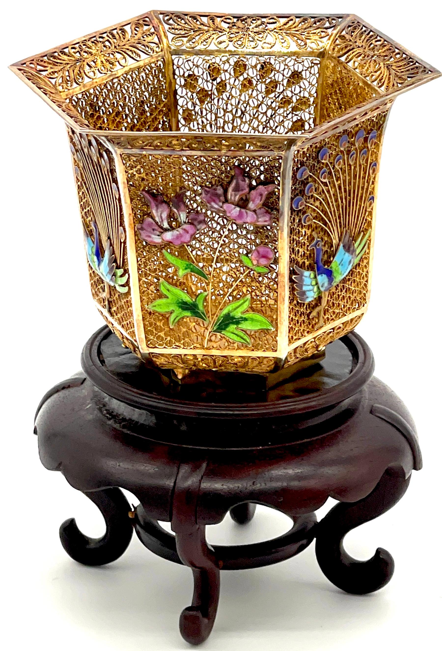Exportation chinoise Vase et Stand en vermeil chinois, motifs émaillés de paons et de fleurs  en vente
