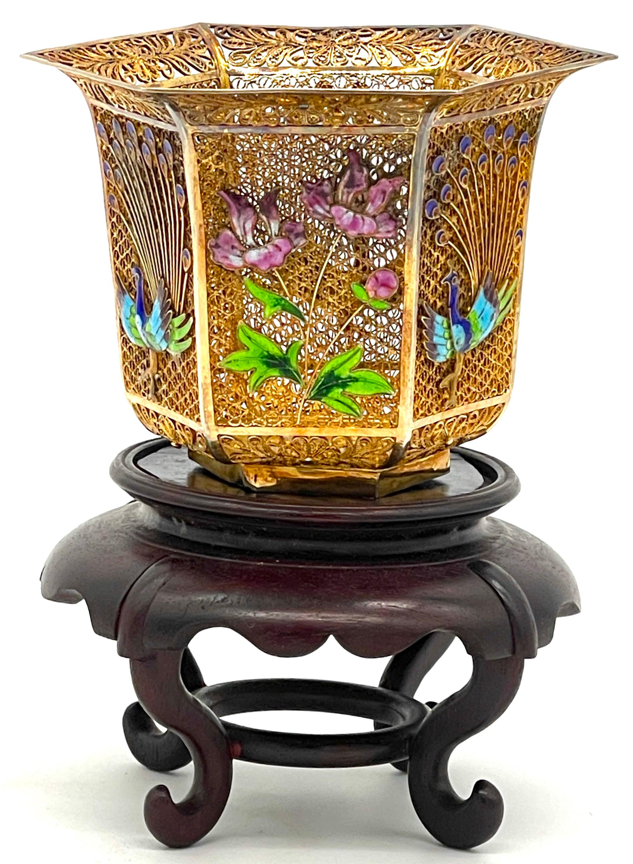 Chinois Vase et Stand en vermeil chinois, motifs émaillés de paons et de fleurs  en vente