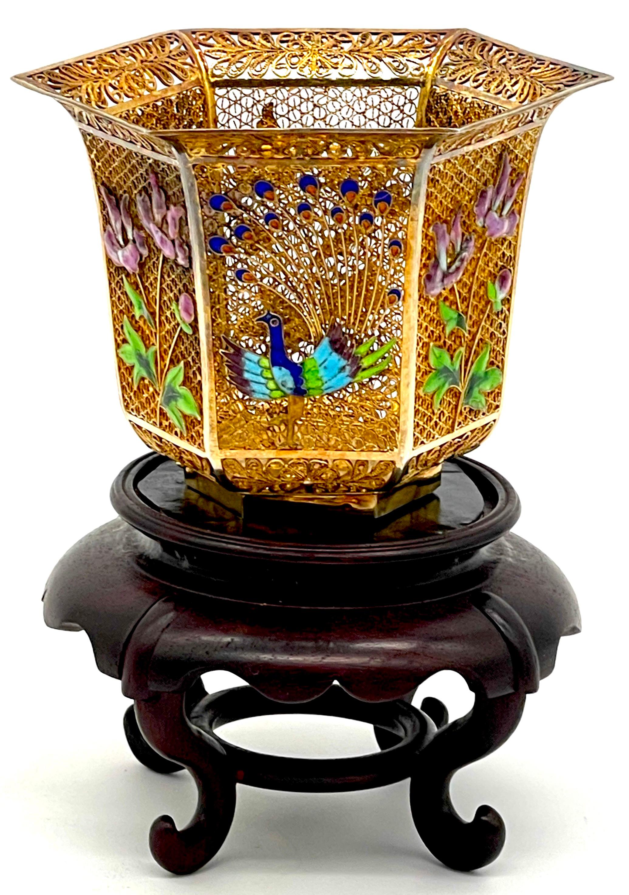 Sculpté Vase et Stand en vermeil chinois, motifs émaillés de paons et de fleurs  en vente