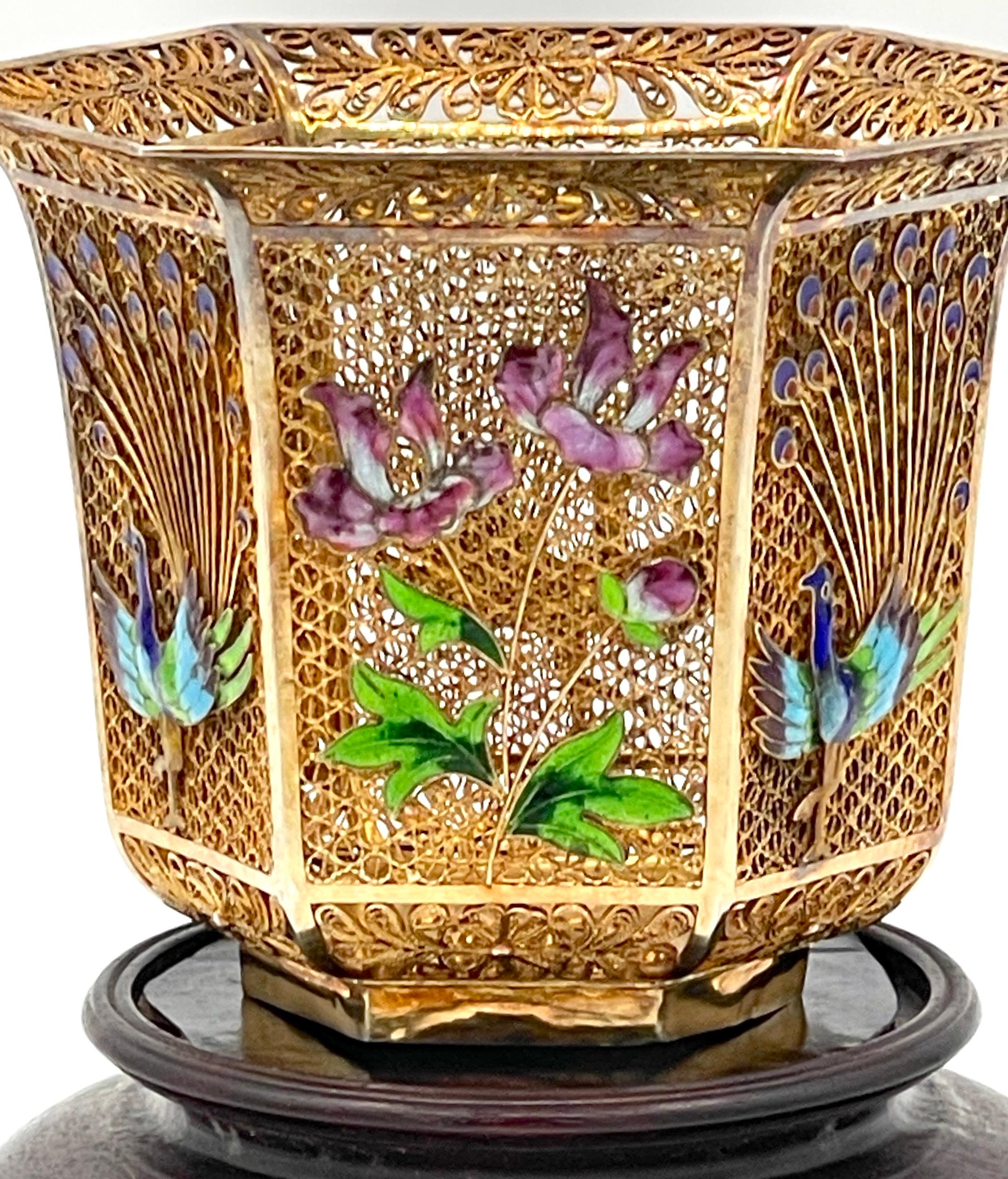 20ième siècle Vase et Stand en vermeil chinois, motifs émaillés de paons et de fleurs  en vente