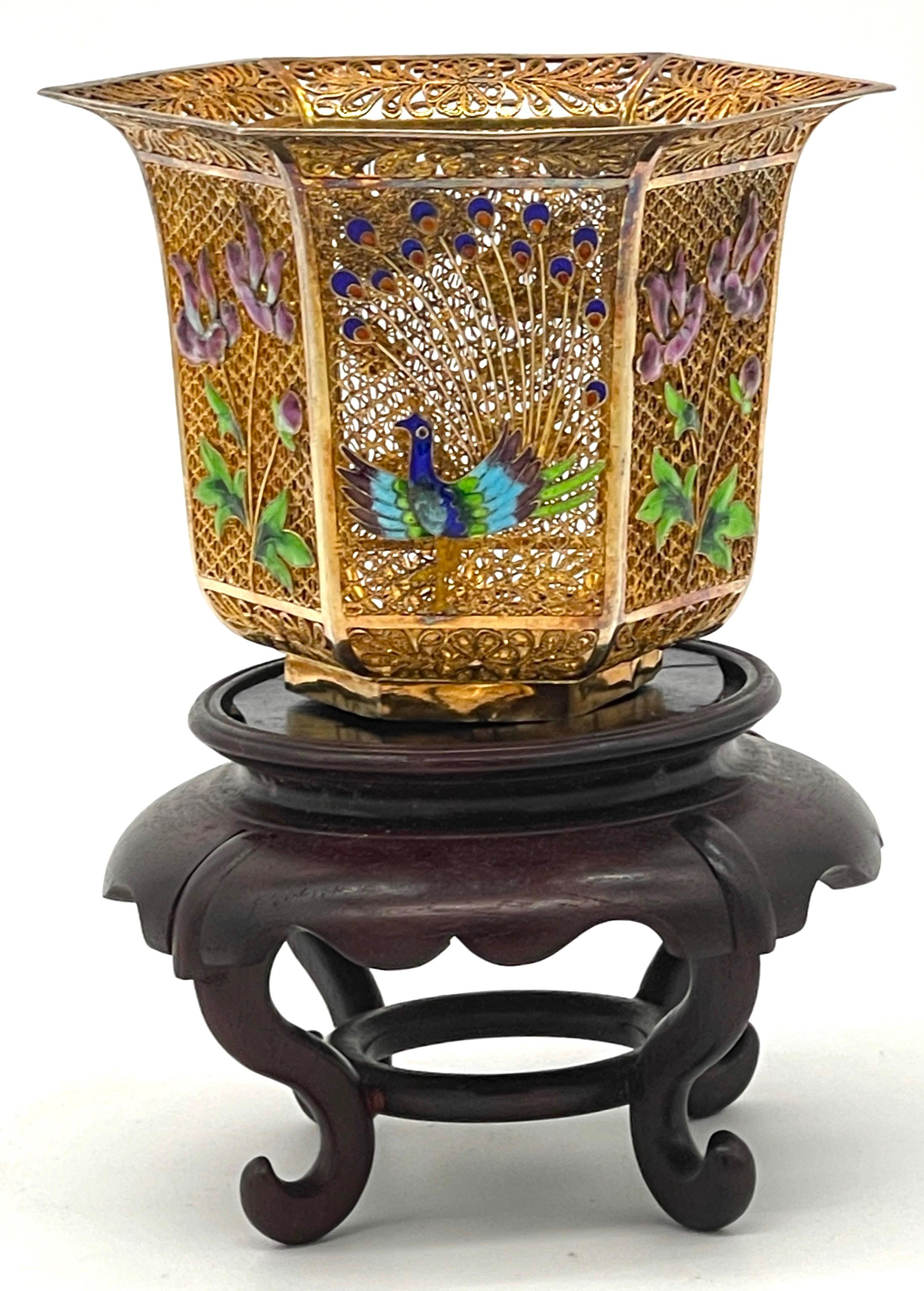 Argent sterling Vase et Stand en vermeil chinois, motifs émaillés de paons et de fleurs  en vente