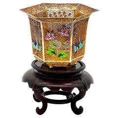 Vase et Stand en vermeil chinois, motifs émaillés de paons et de fleurs 