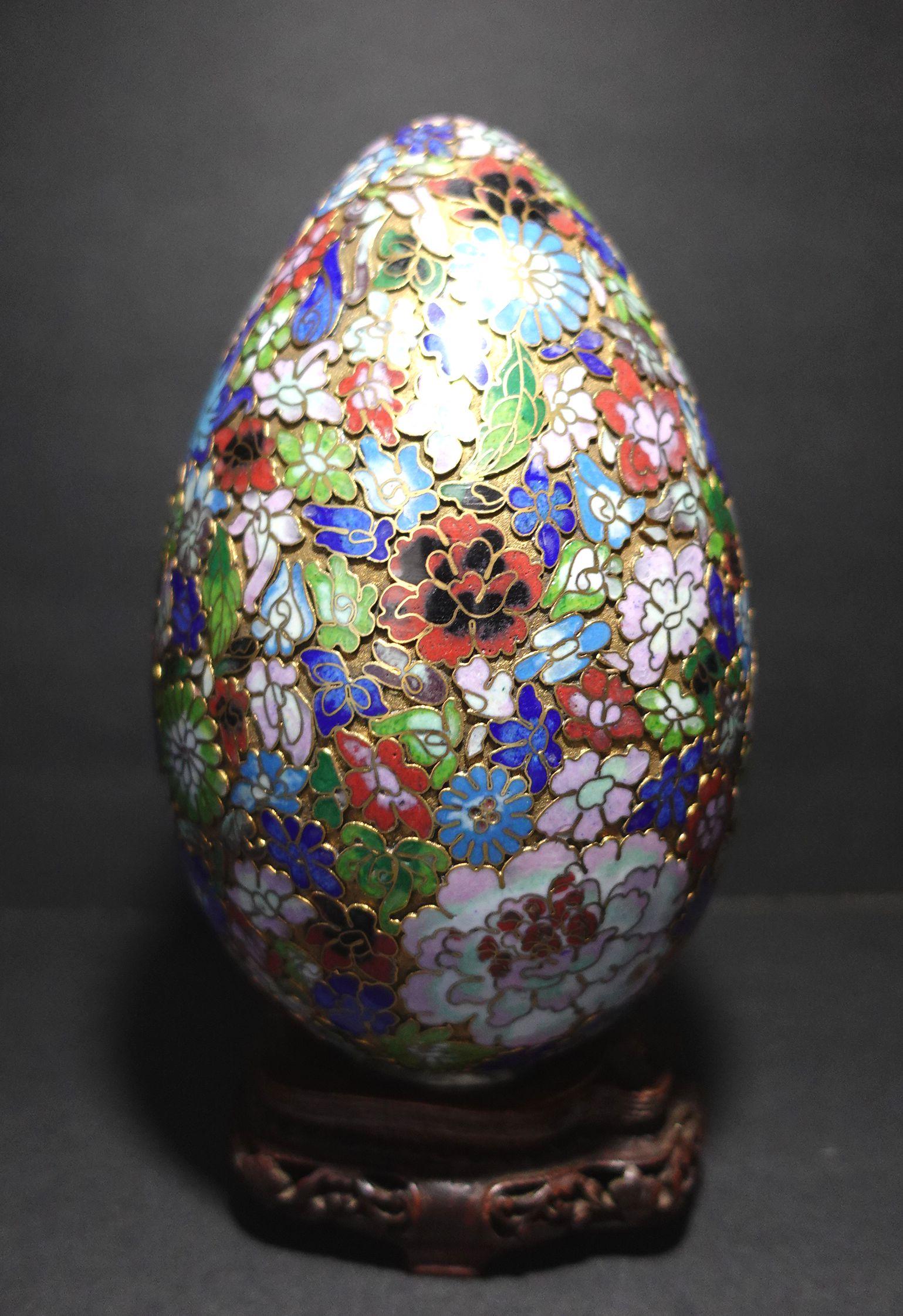 Voici un très grand et magnifique œuf en émail cloisonné chinois avec des motifs complexes réalisés à la main, posé sur un support en bois, début du 20e siècle. Il mesure environ 4 1/2