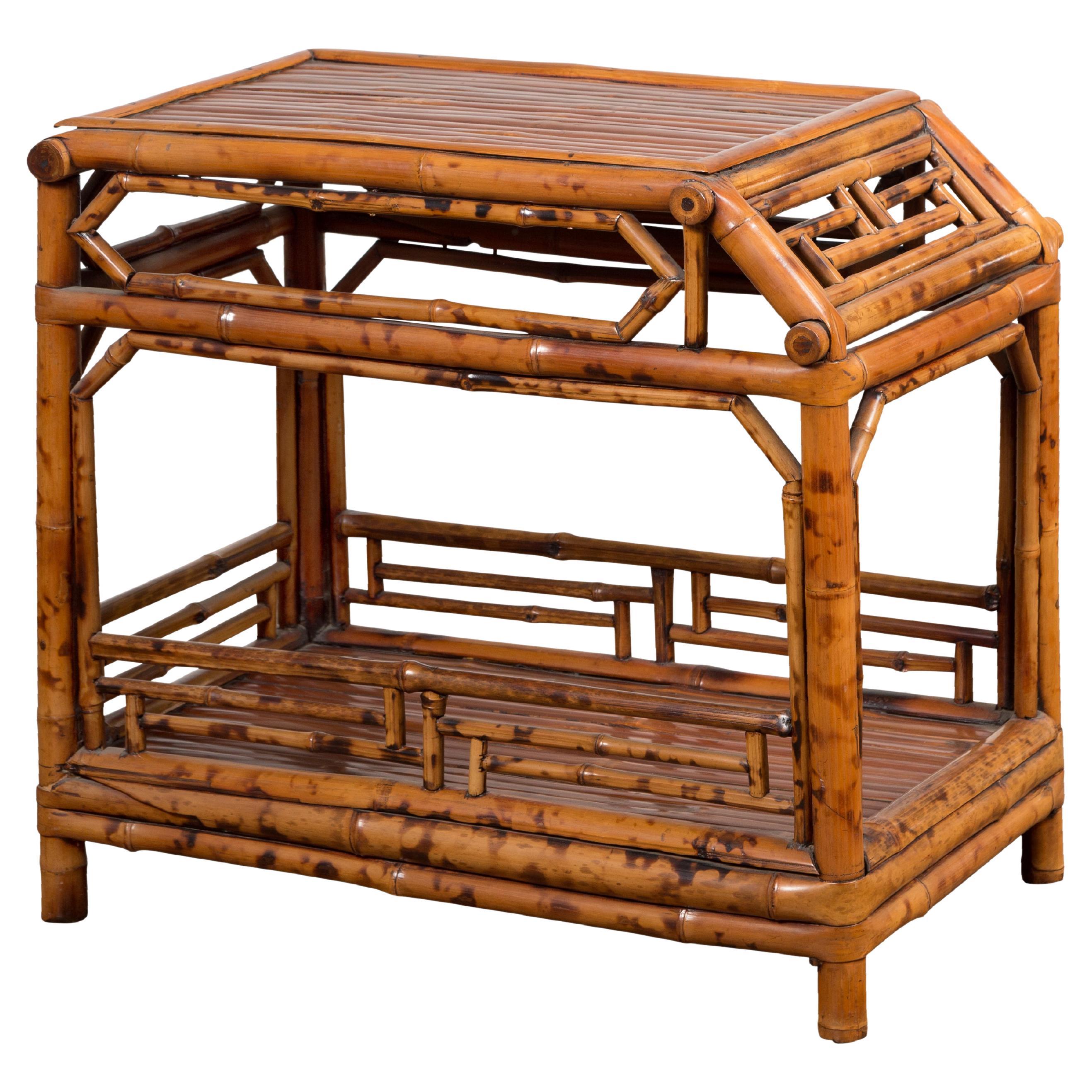 Table d'appoint vintage en bambou avec rangement à l'avant et à l'arrière incliné