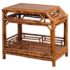 Mesa auxiliar vintage de bambú con frente inclinado y almacenaje debajo