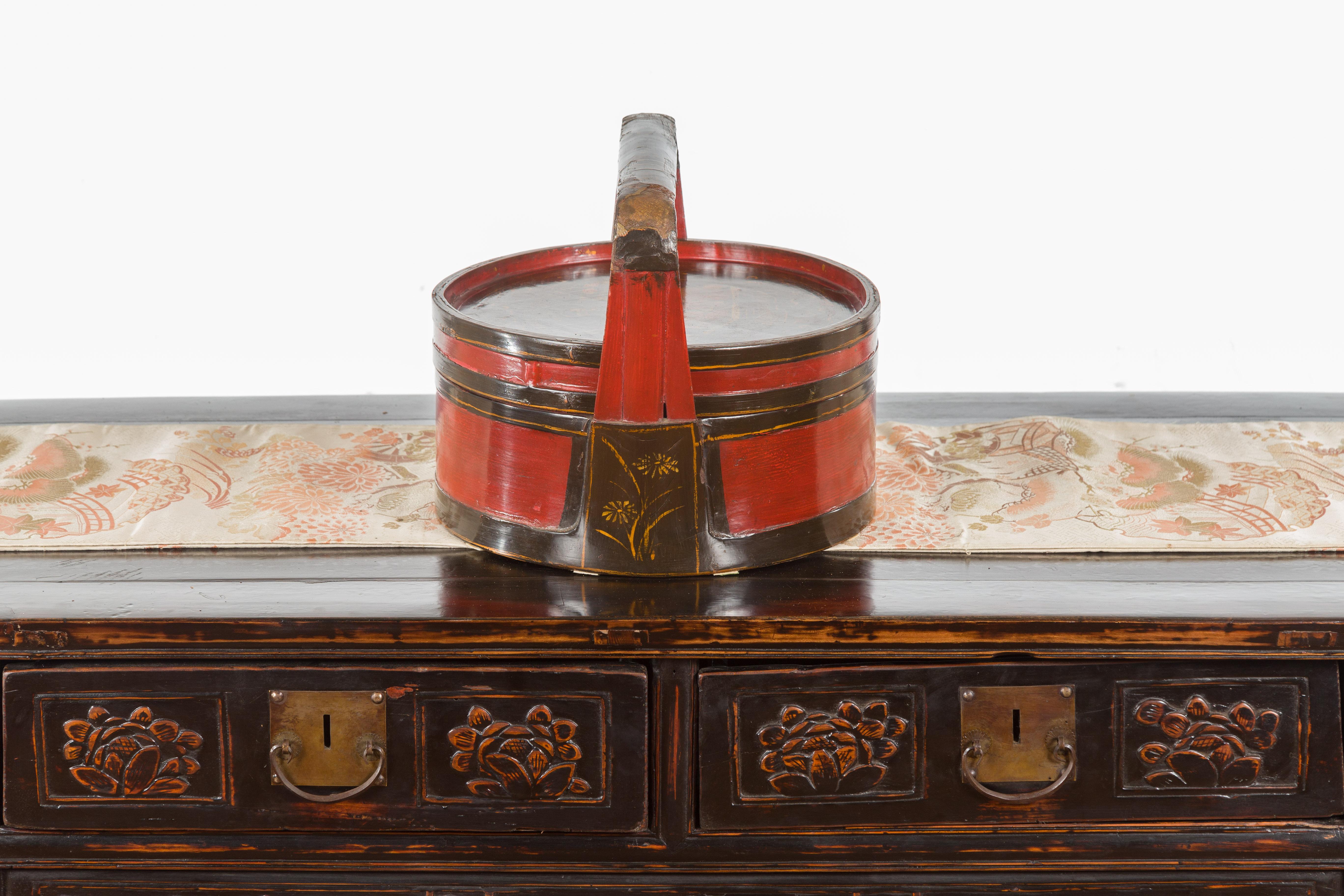 Panier à pique-nique rond vintage noir et rouge avec décor Chinoiserie doré en vente 6