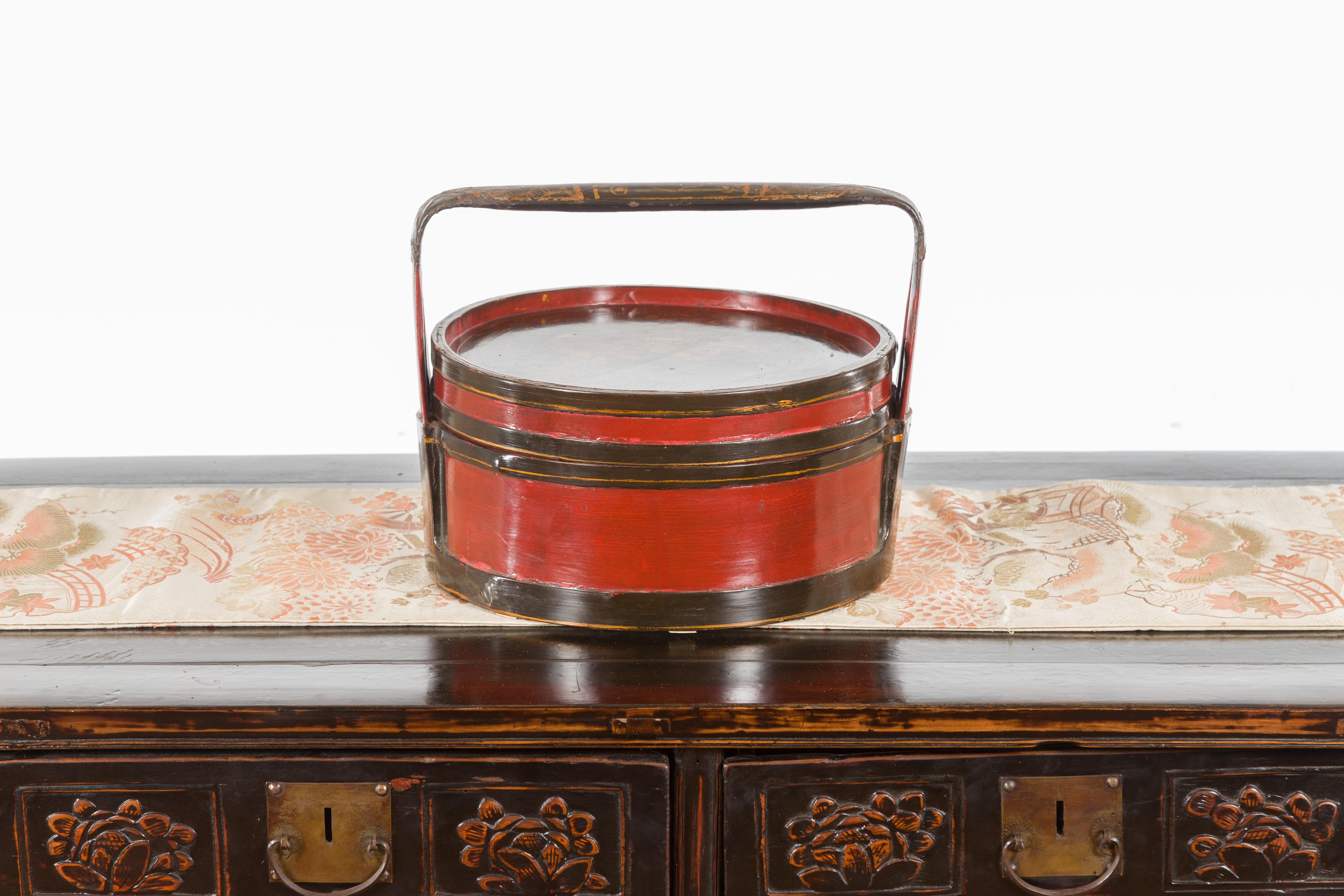 Panier à pique-nique rond vintage noir et rouge avec décor Chinoiserie doré en vente 7