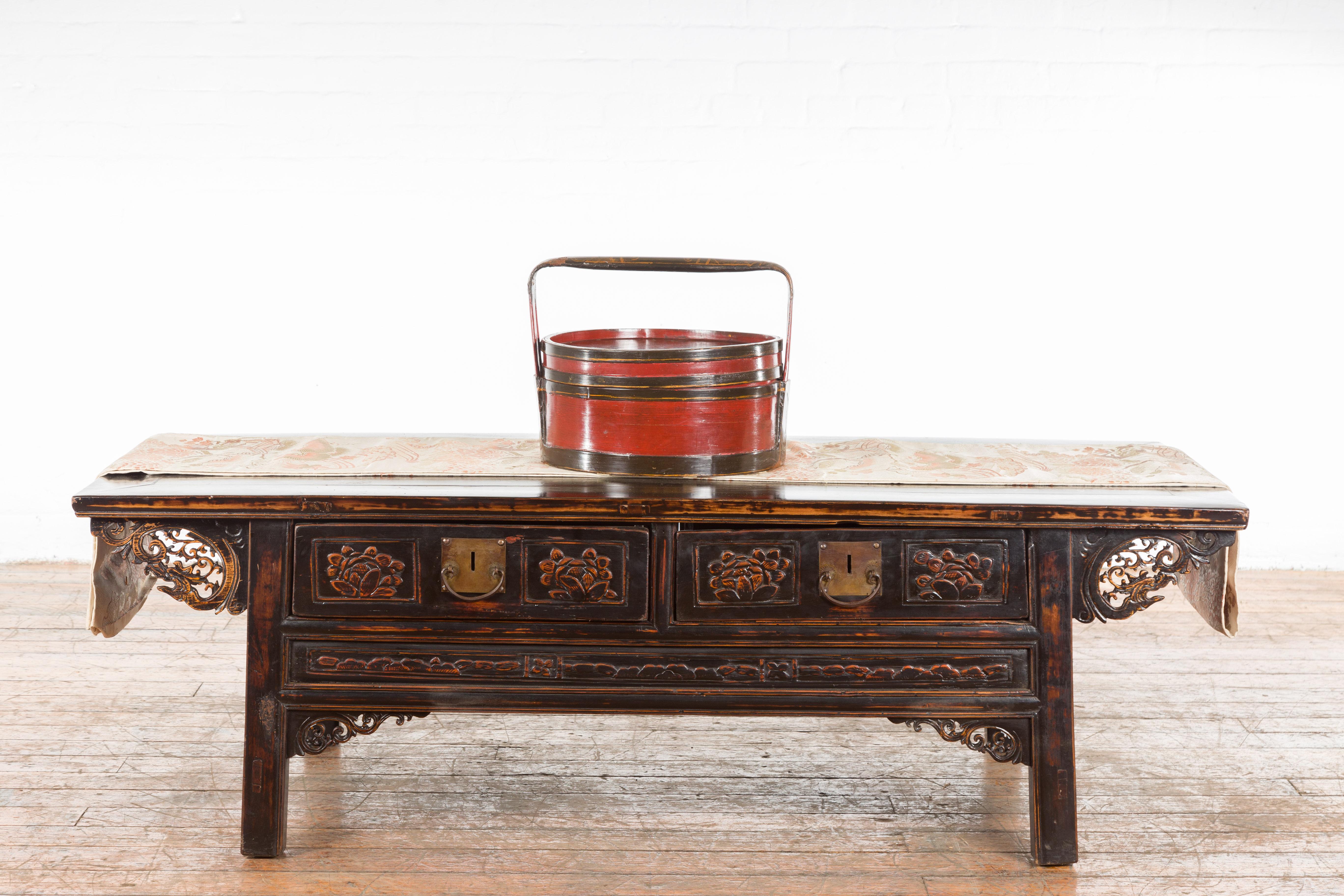 Laqué Panier à pique-nique rond vintage noir et rouge avec décor Chinoiserie doré en vente