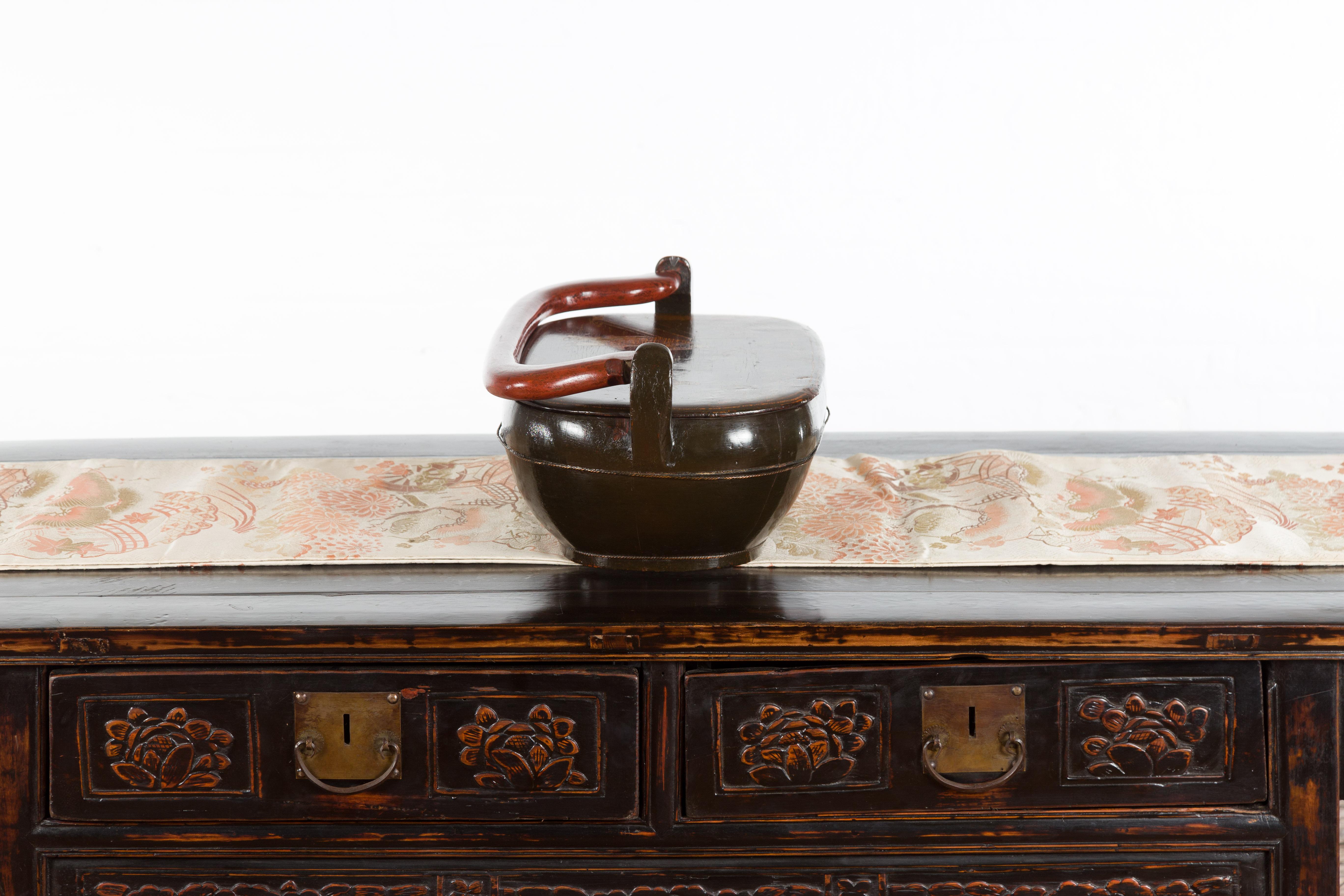 Boîte à couvercle en laque noire vintage chinoise avec décor de chinoiserie peint à la main en vente 3