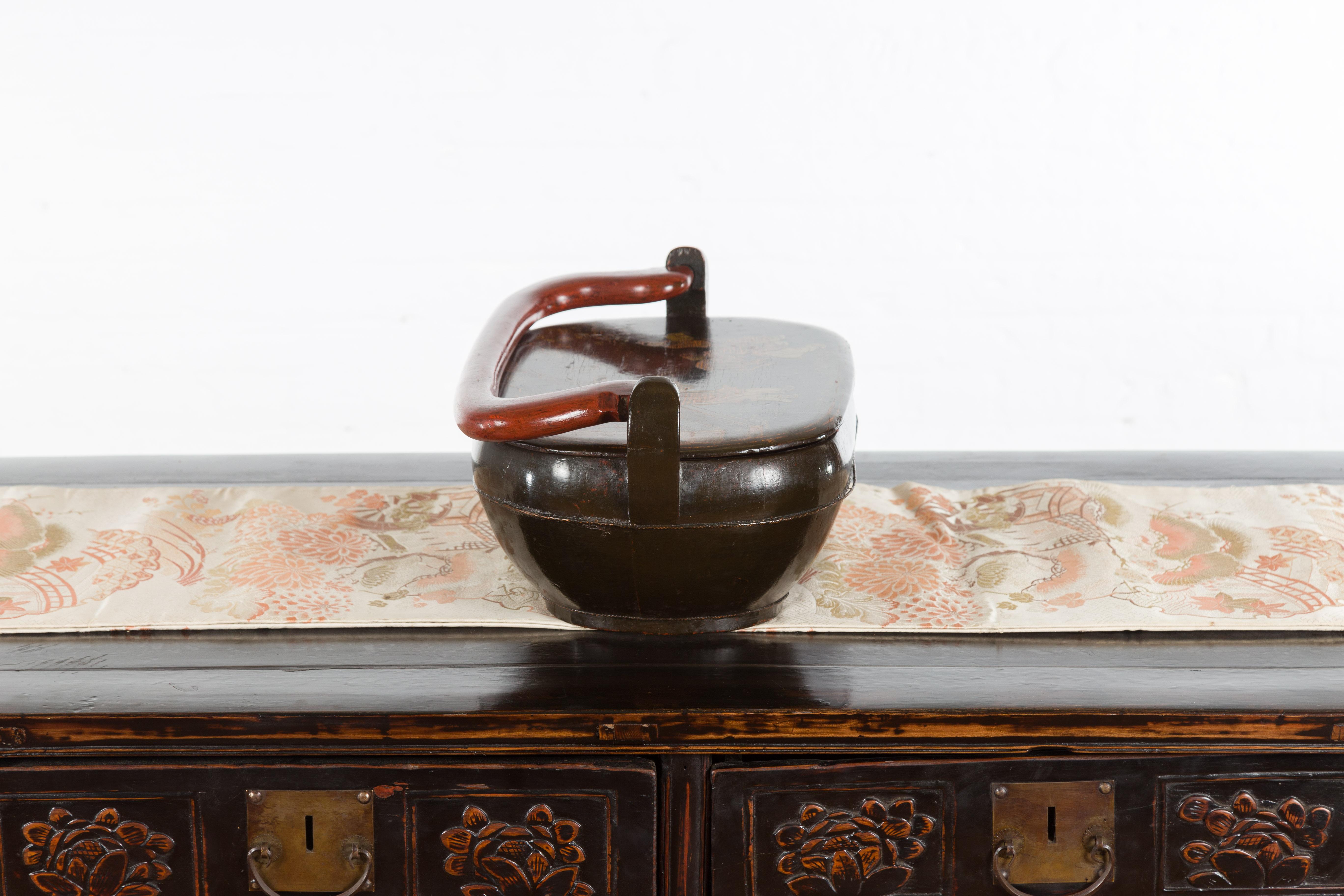 Boîte à couvercle en laque noire vintage chinoise avec décor de chinoiserie peint à la main en vente 1