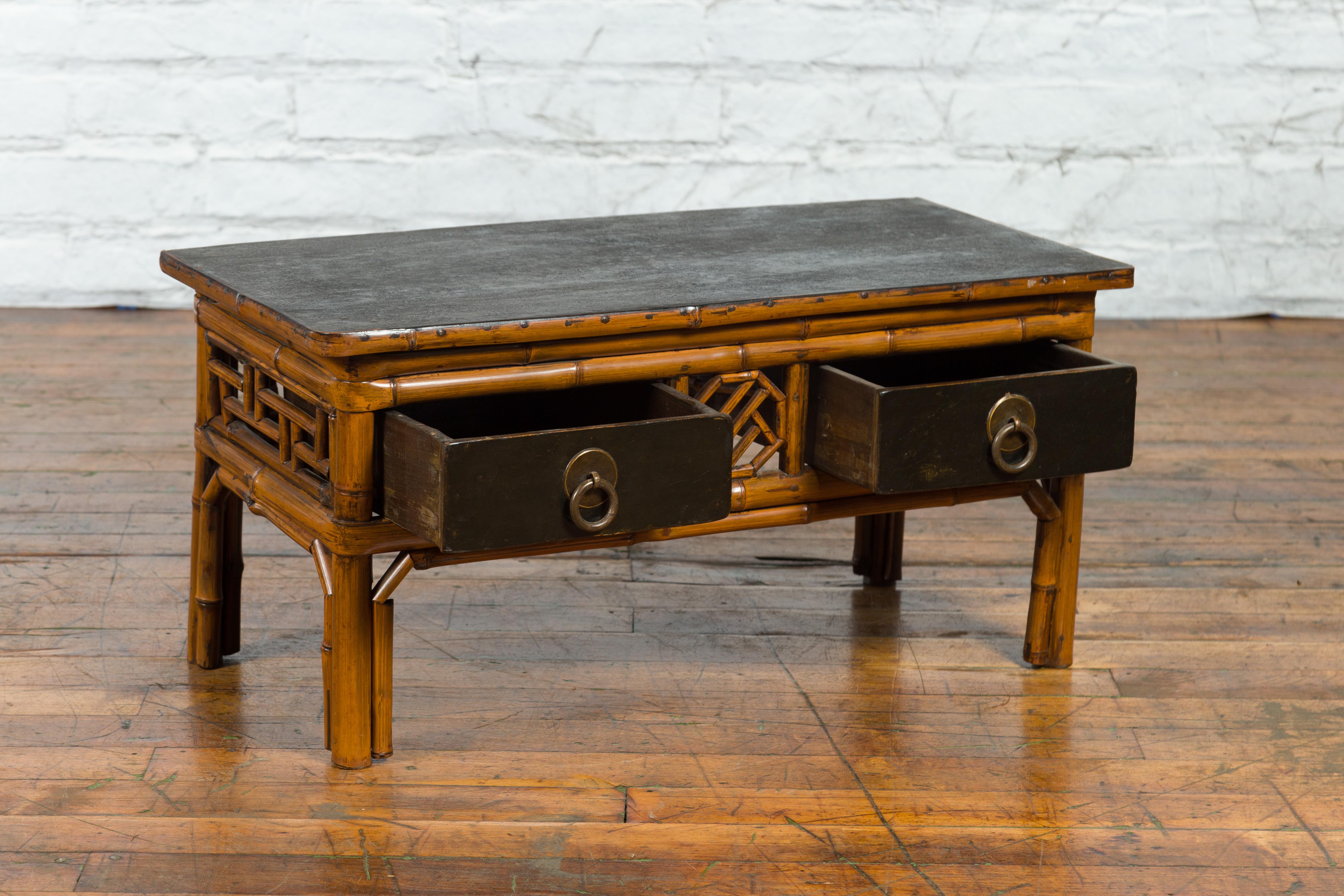 Chinesischer chinesischer Vintage-Beistelltisch aus schwarz lackiertem Ulmenholz und Bambus mit Lackierung im Angebot 6