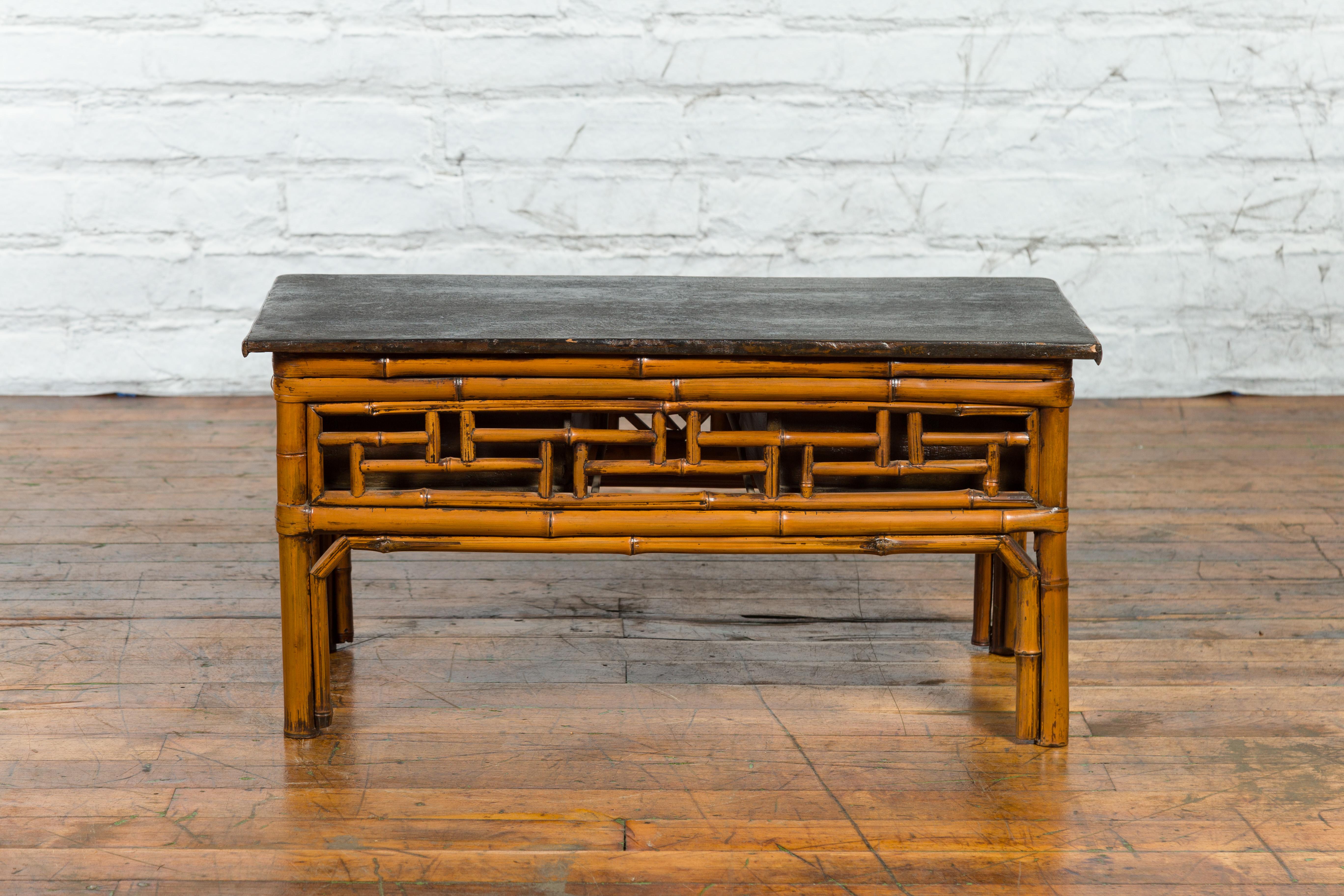 Chinesischer chinesischer Vintage-Beistelltisch aus schwarz lackiertem Ulmenholz und Bambus mit Lackierung im Angebot 8