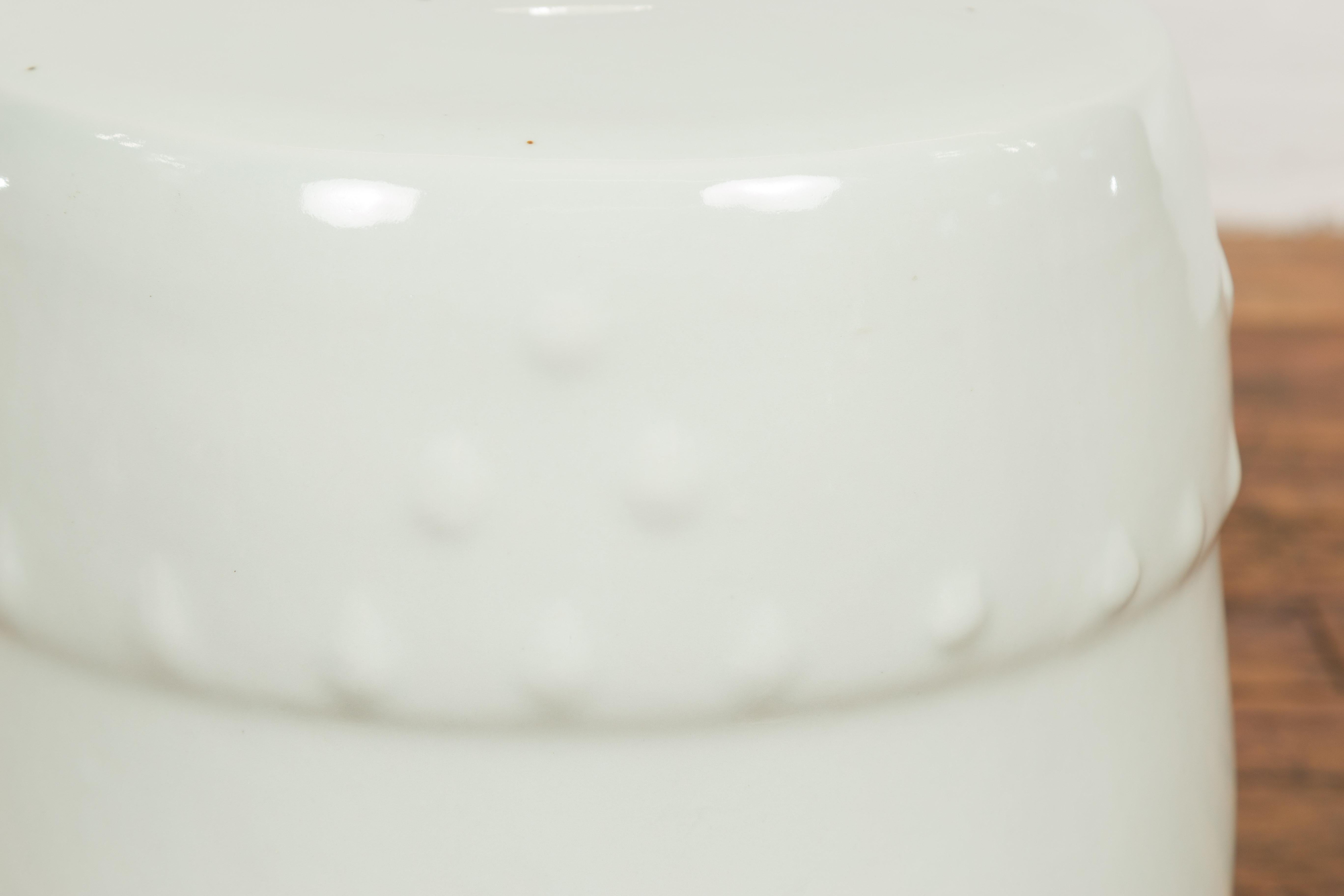 Céramique Tabouret de jardin chinois vintage Blanc de Chine avec motifs percés et surélevés en vente