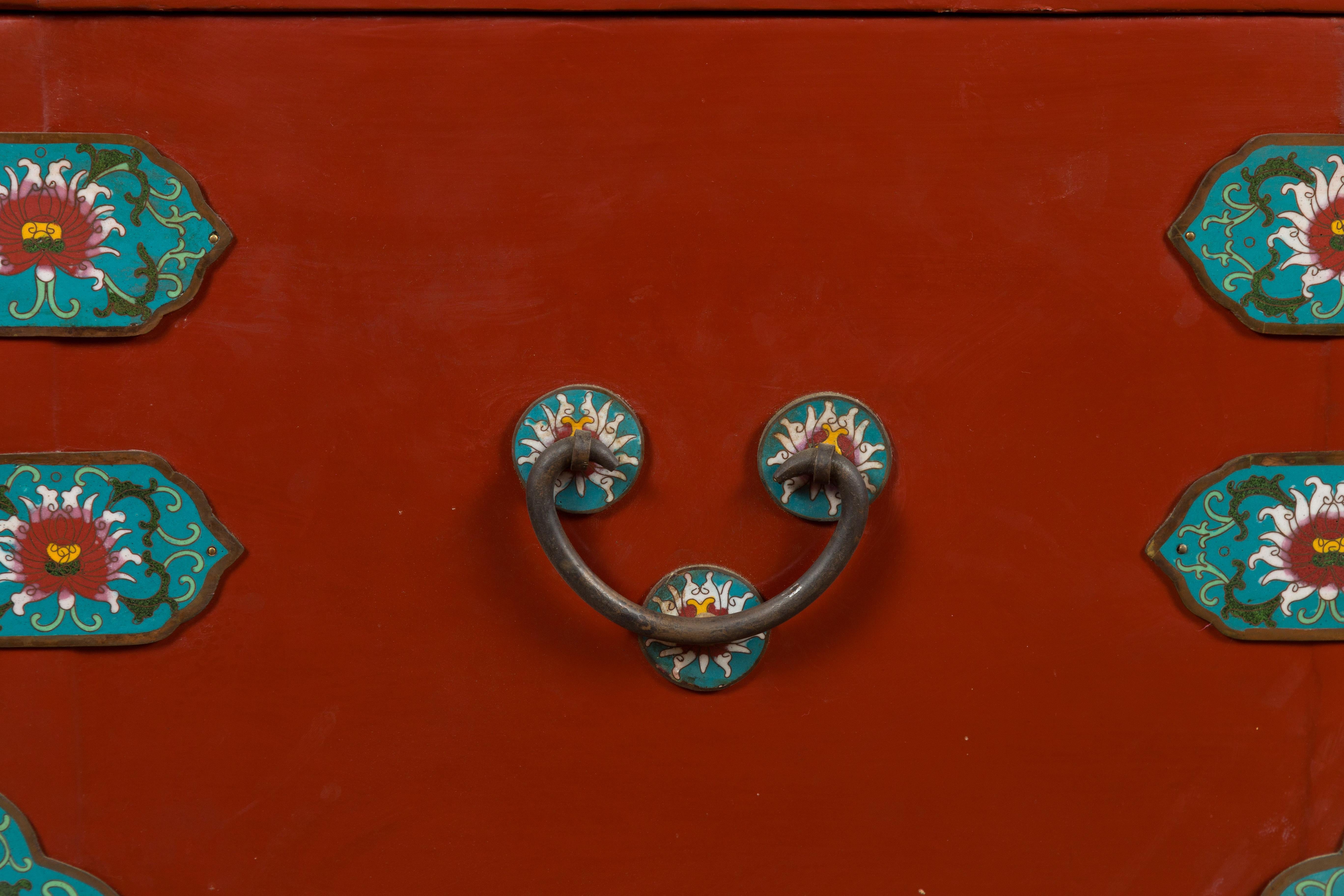 Vintage-Decken-Kommode mit rotem Lack und Cloisonné-Blumendekor im Angebot 14