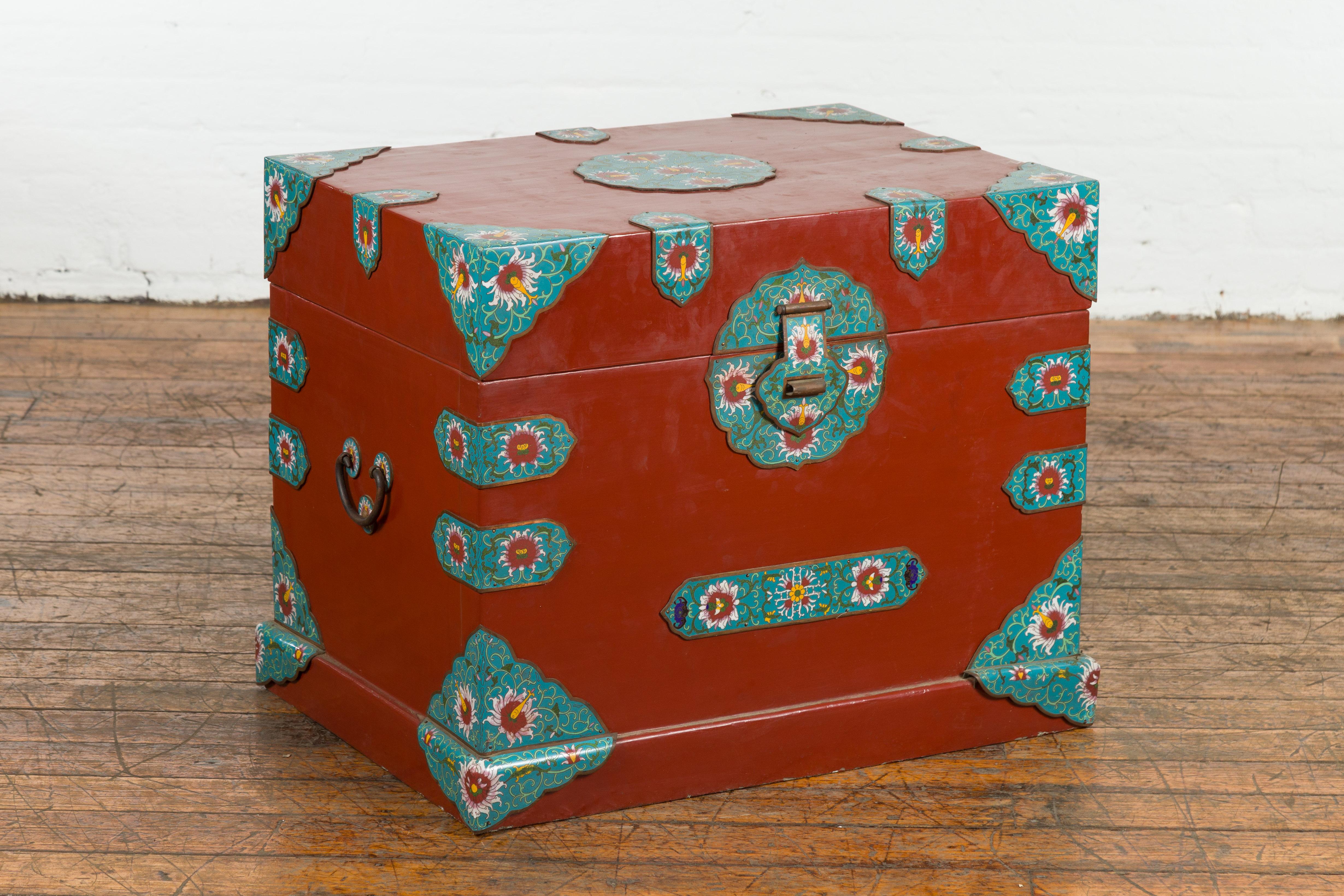 Chinesische Vintage-Decken-Truhe mit rotem Lack und Cloisonné-Floral-Dekor im Zustand „Gut“ im Angebot in Yonkers, NY