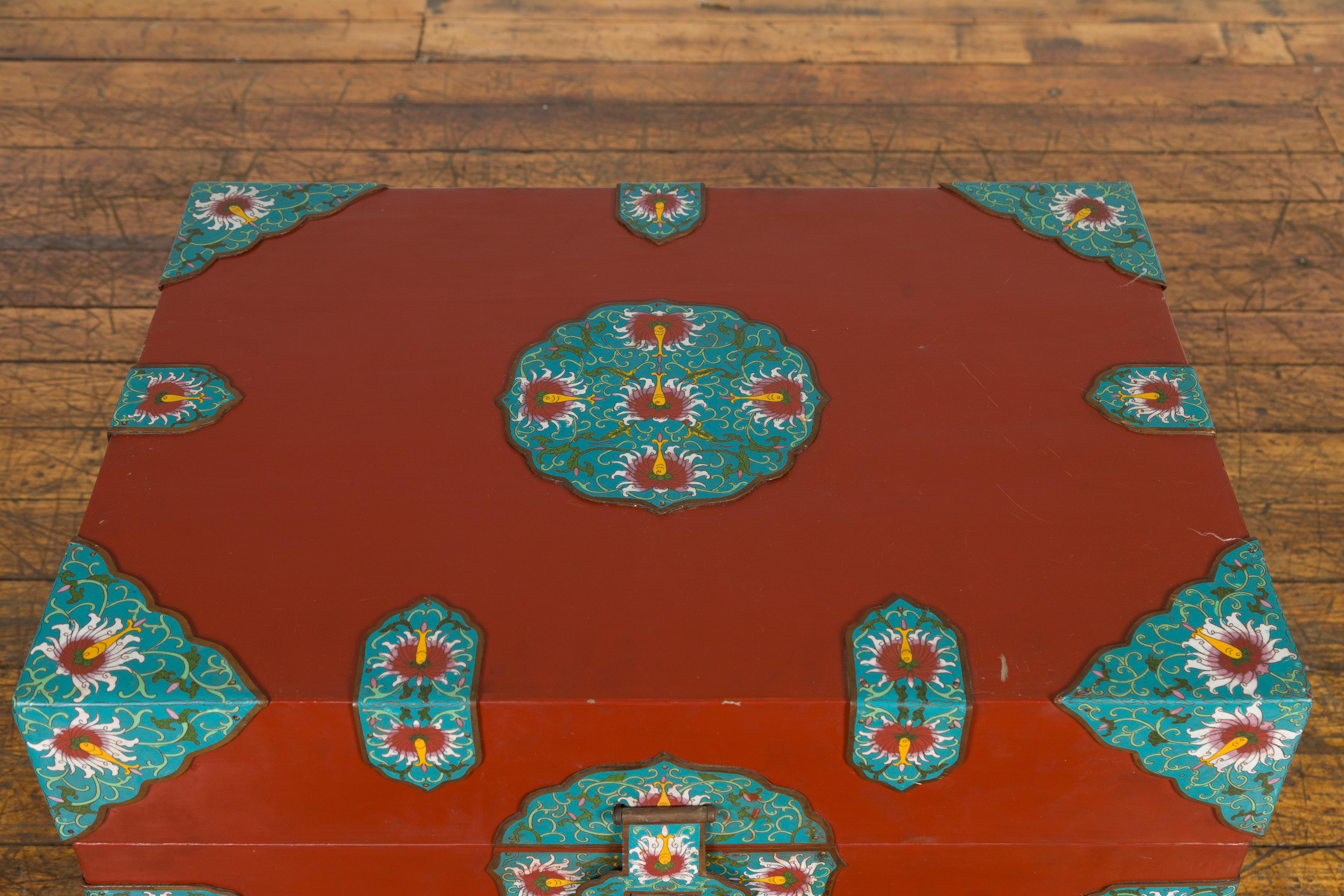 Chinesische Vintage-Decken-Truhe mit rotem Lack und Cloisonné-Floral-Dekor im Angebot 1