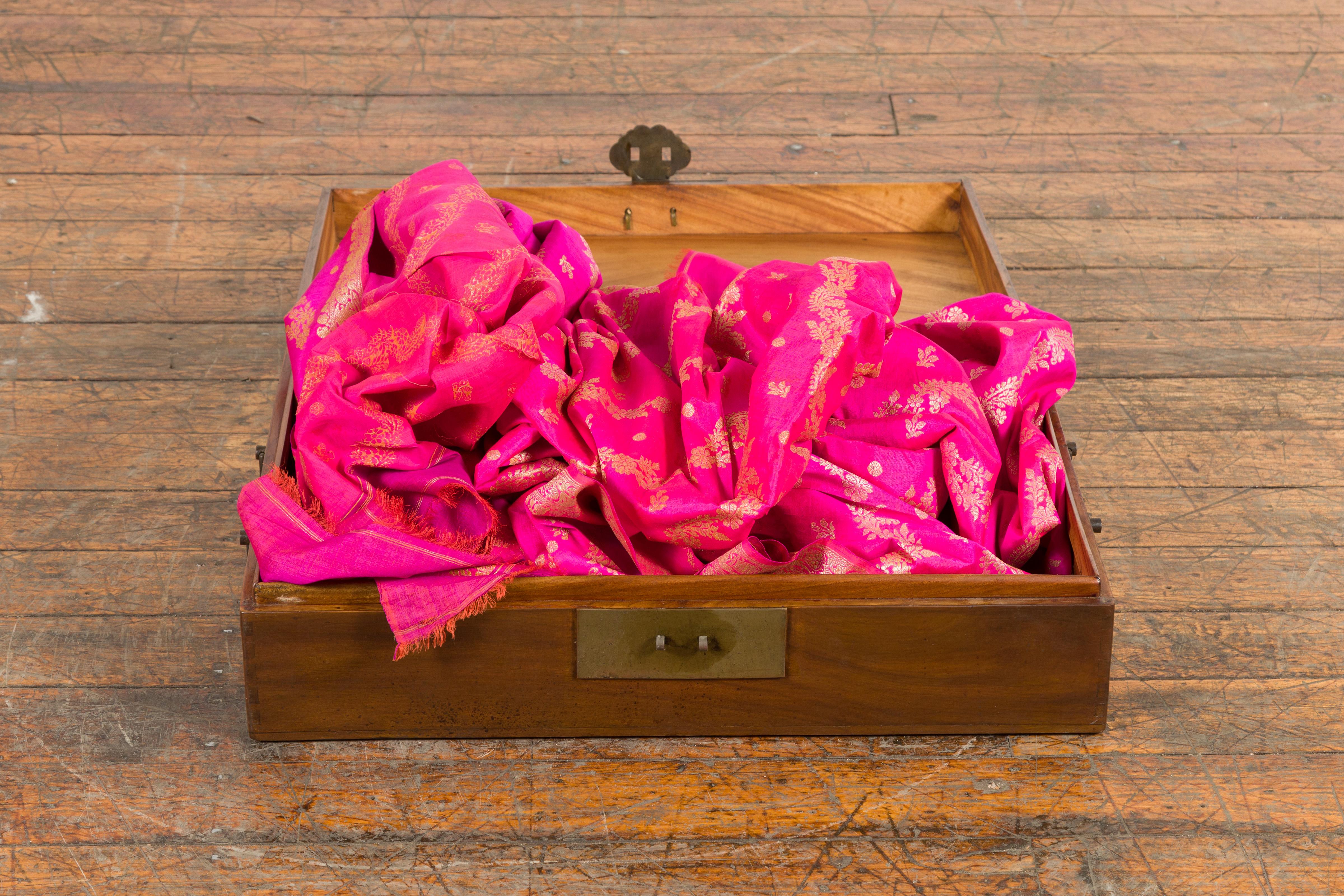 Coffre à couvertures chinois vintage avec quincaillerie et poignées traditionnelles en laiton Bon état - En vente à Yonkers, NY