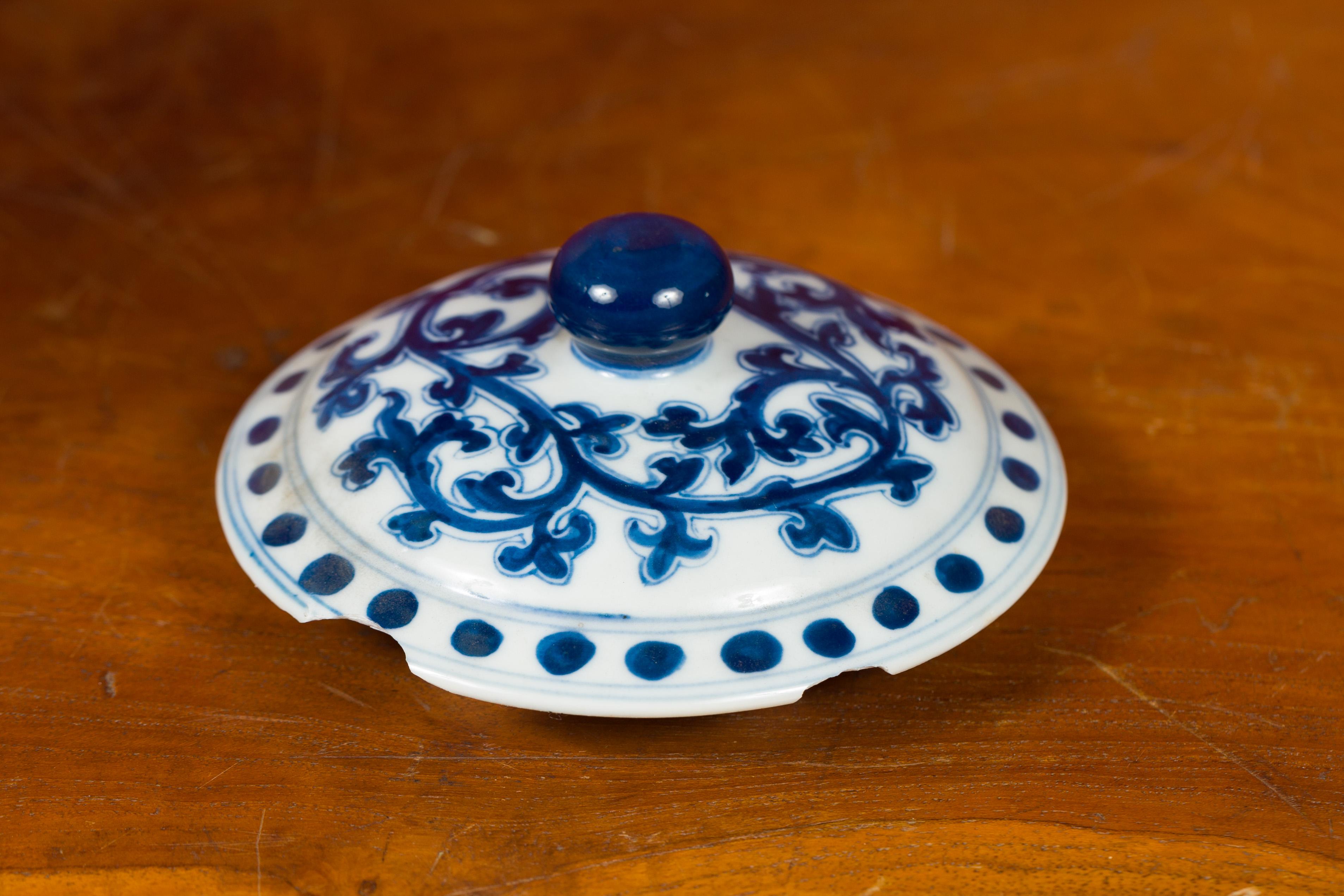 Chinesische Vintage-Teekanne aus blauem und weißem Porzellan mit verschnörkeltem Blattdekor aus China im Angebot 4