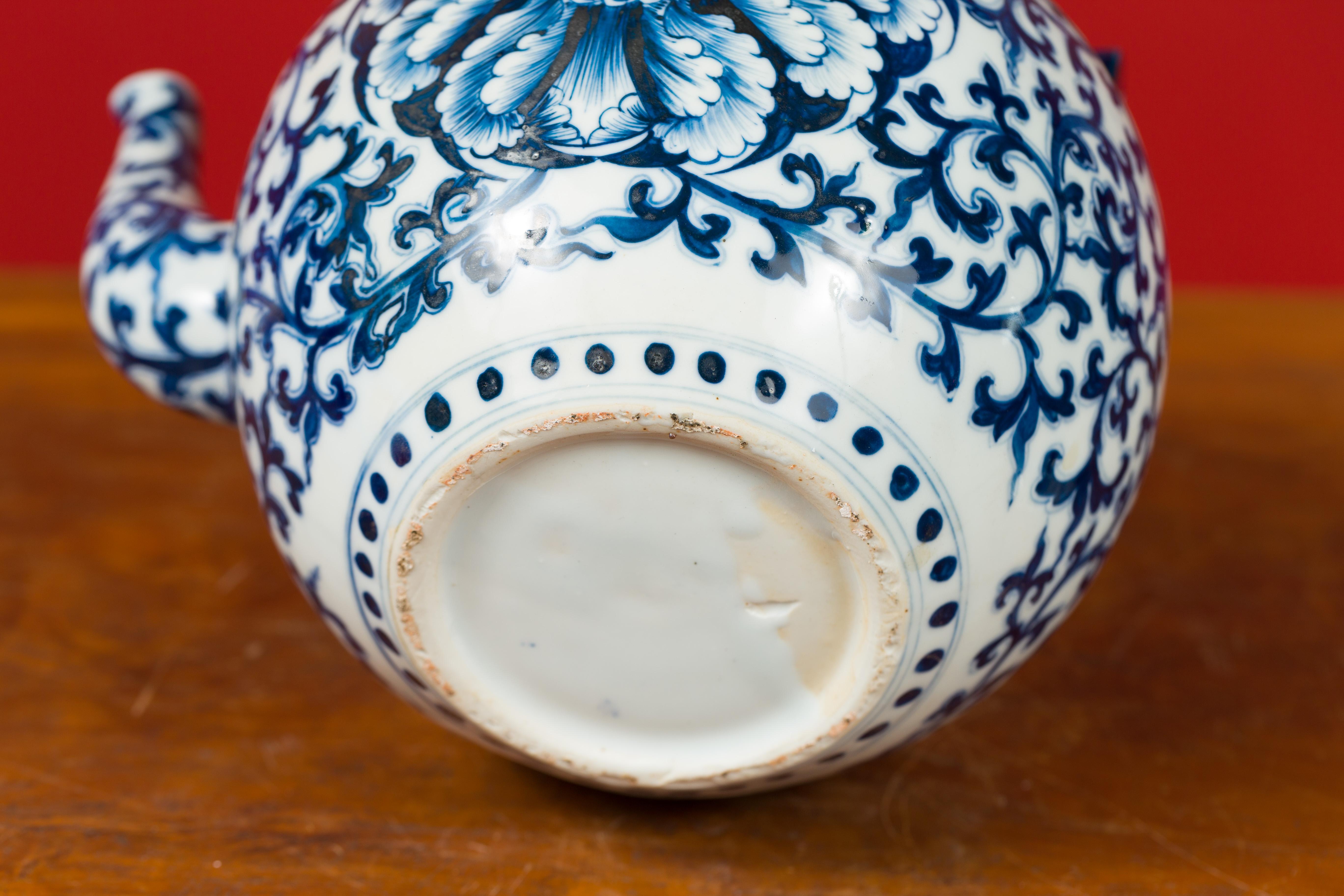 Chinesische Vintage-Teekanne aus blauem und weißem Porzellan mit verschnörkeltem Blattdekor aus China im Angebot 5