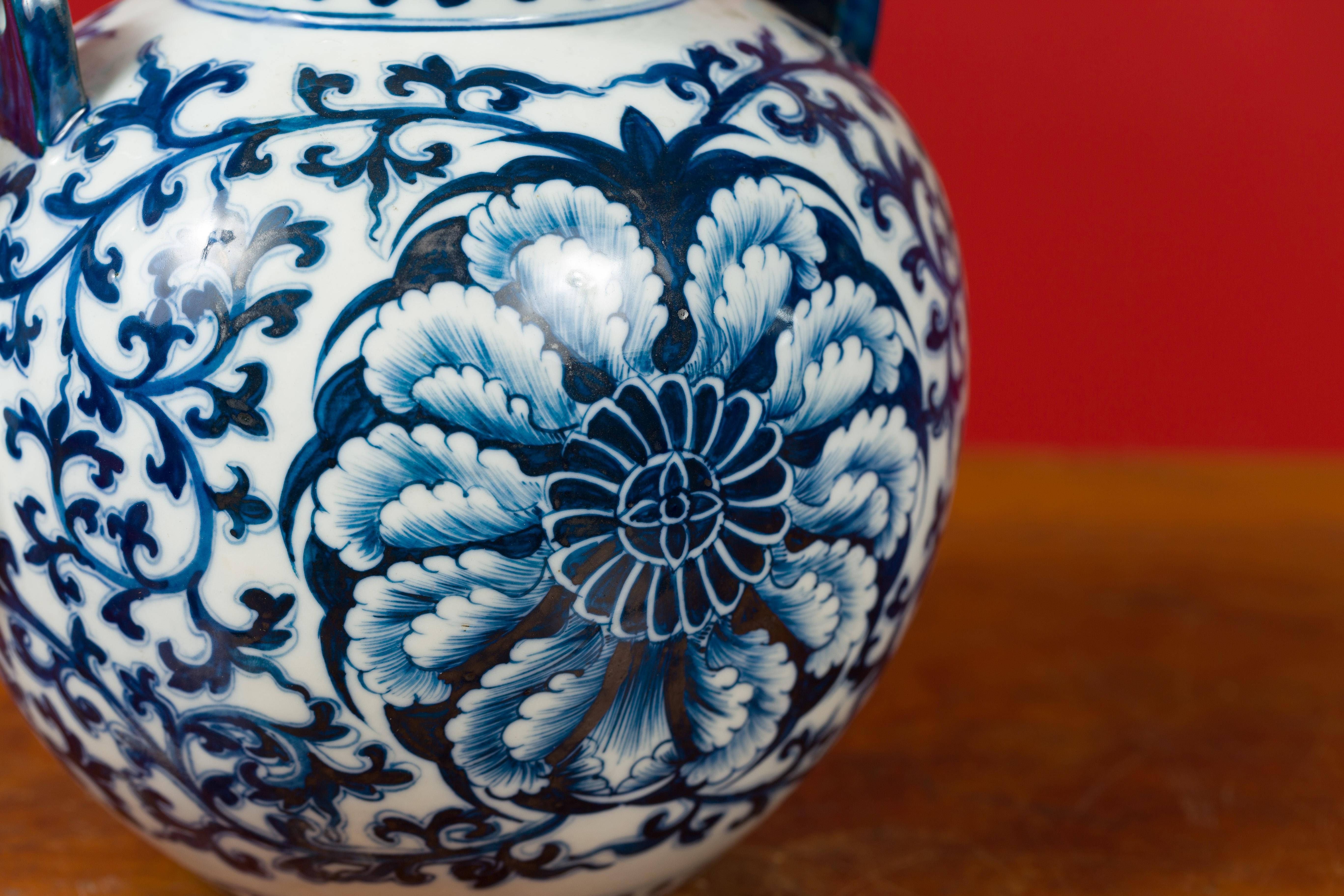 Chinesische Vintage-Teekanne aus blauem und weißem Porzellan mit verschnörkeltem Blattdekor aus China im Zustand „Gut“ im Angebot in Yonkers, NY