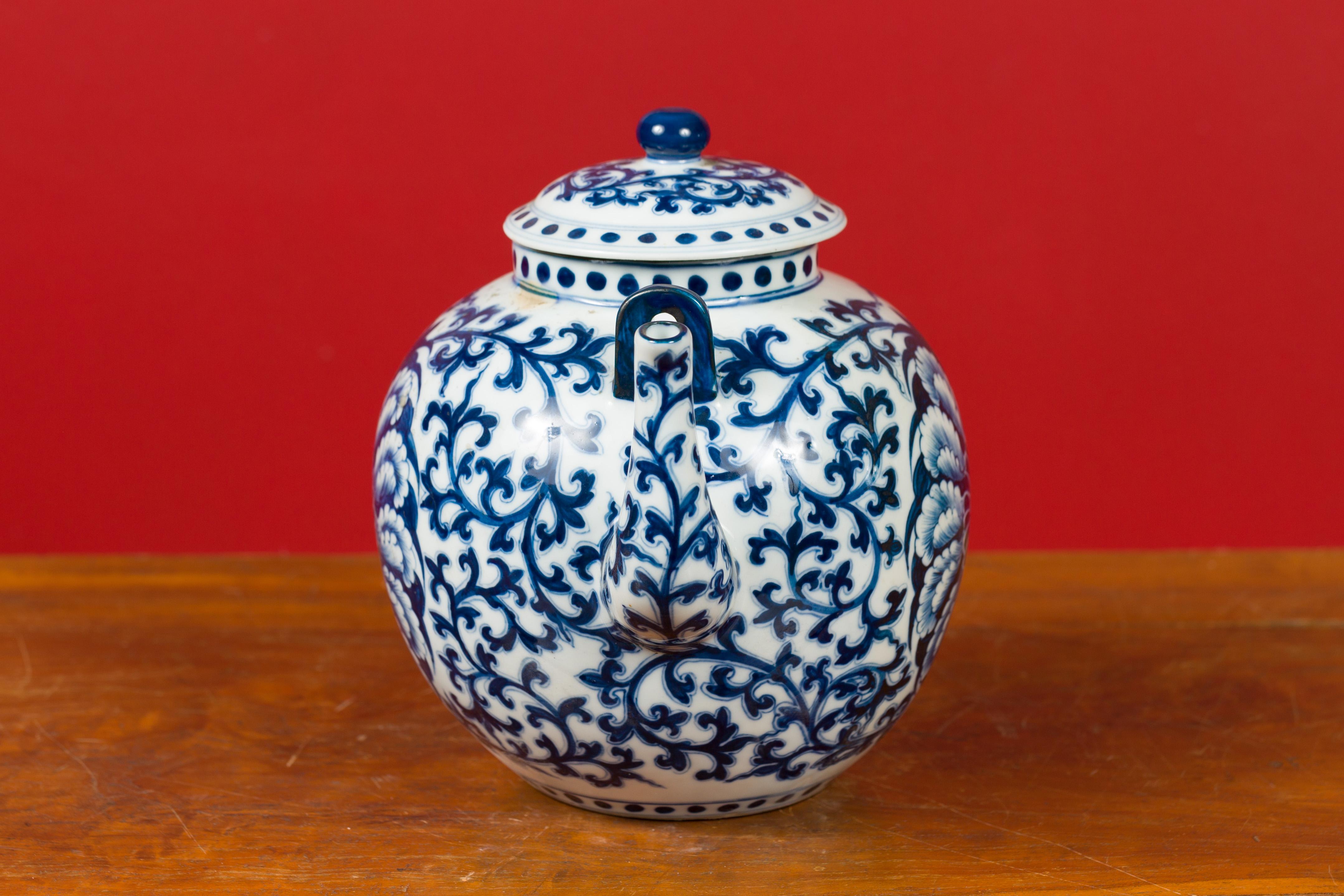 Chinesische Vintage-Teekanne aus blauem und weißem Porzellan mit verschnörkeltem Blattdekor aus China (20. Jahrhundert) im Angebot