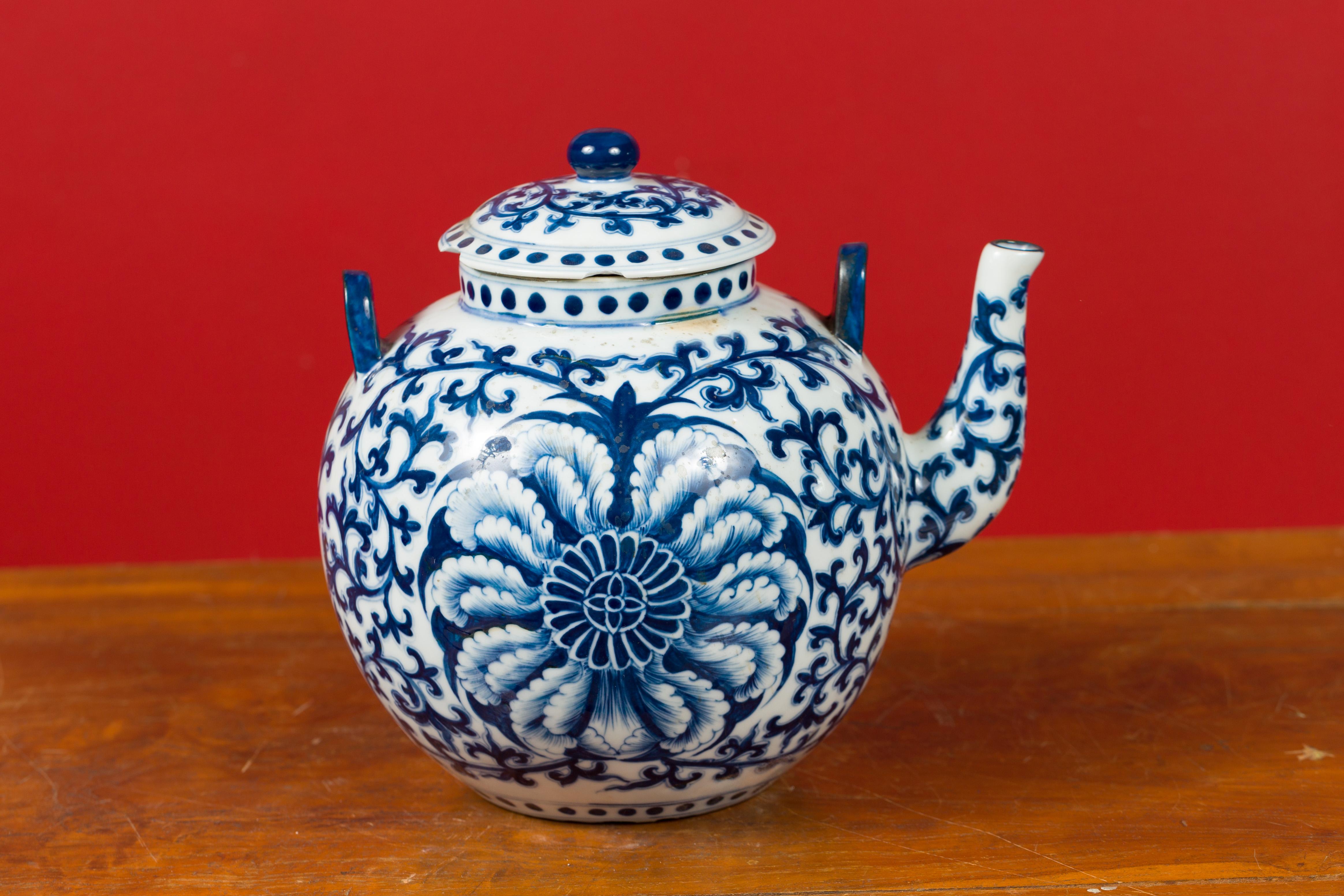 Chinesische Vintage-Teekanne aus blauem und weißem Porzellan mit verschnörkeltem Blattdekor aus China im Angebot 1