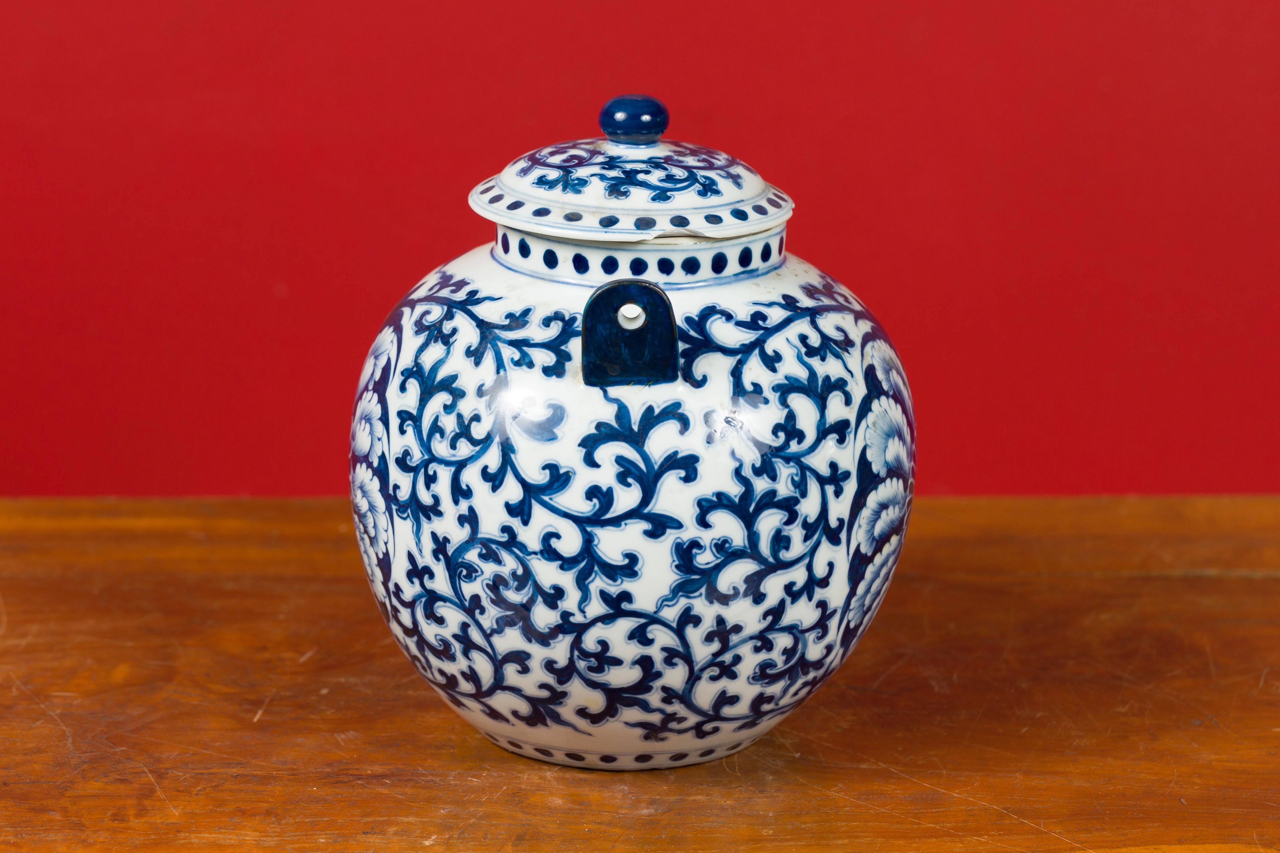 Théière chinoise vintage en porcelaine bleue et blanche avec décor de feuillage en volutes en vente 1
