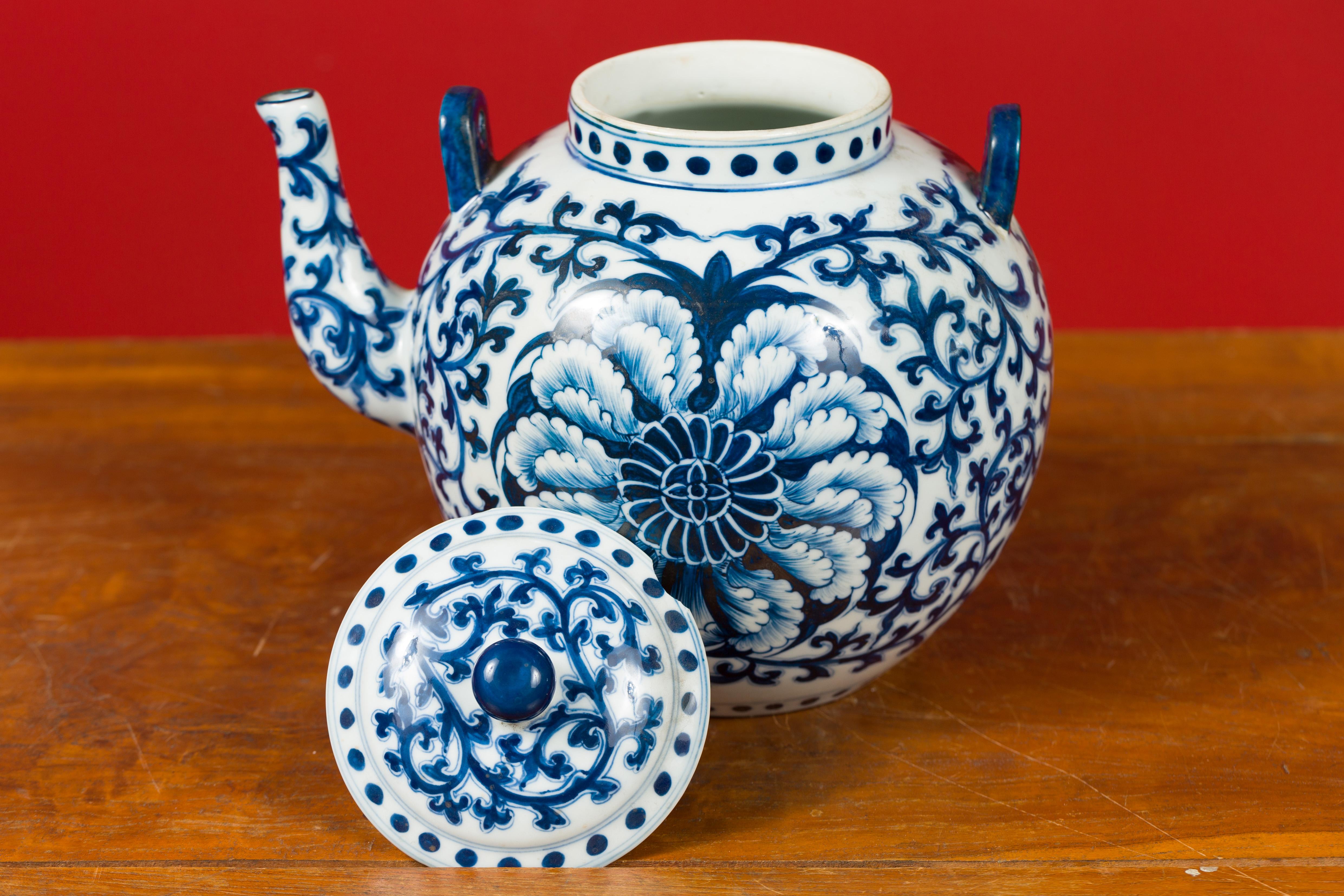 Chinesische Vintage-Teekanne aus blauem und weißem Porzellan mit verschnörkeltem Blattdekor aus China im Angebot 3