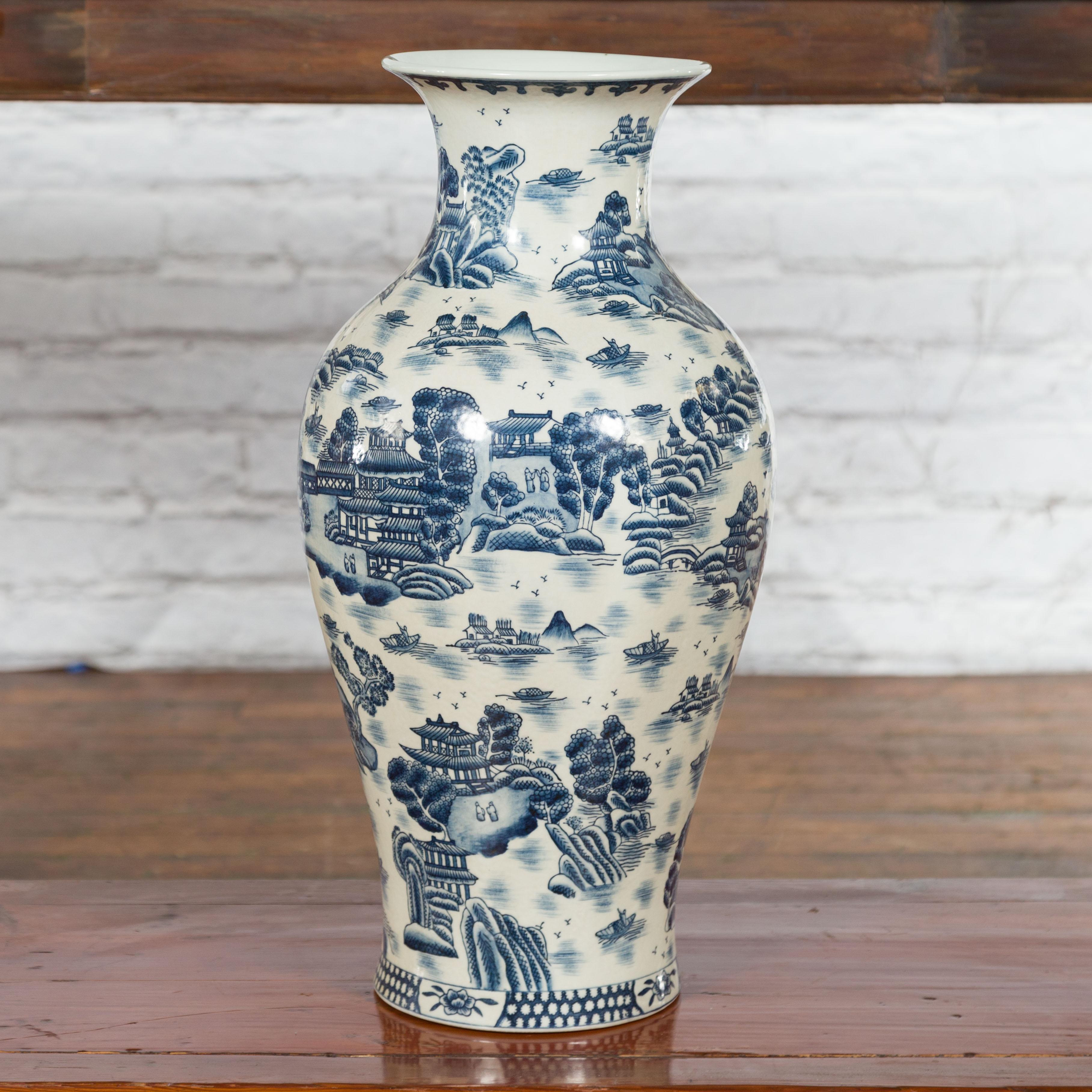 Vaso di porcellana blu e bianco d'epoca con paesaggi e architetture in vendita 3