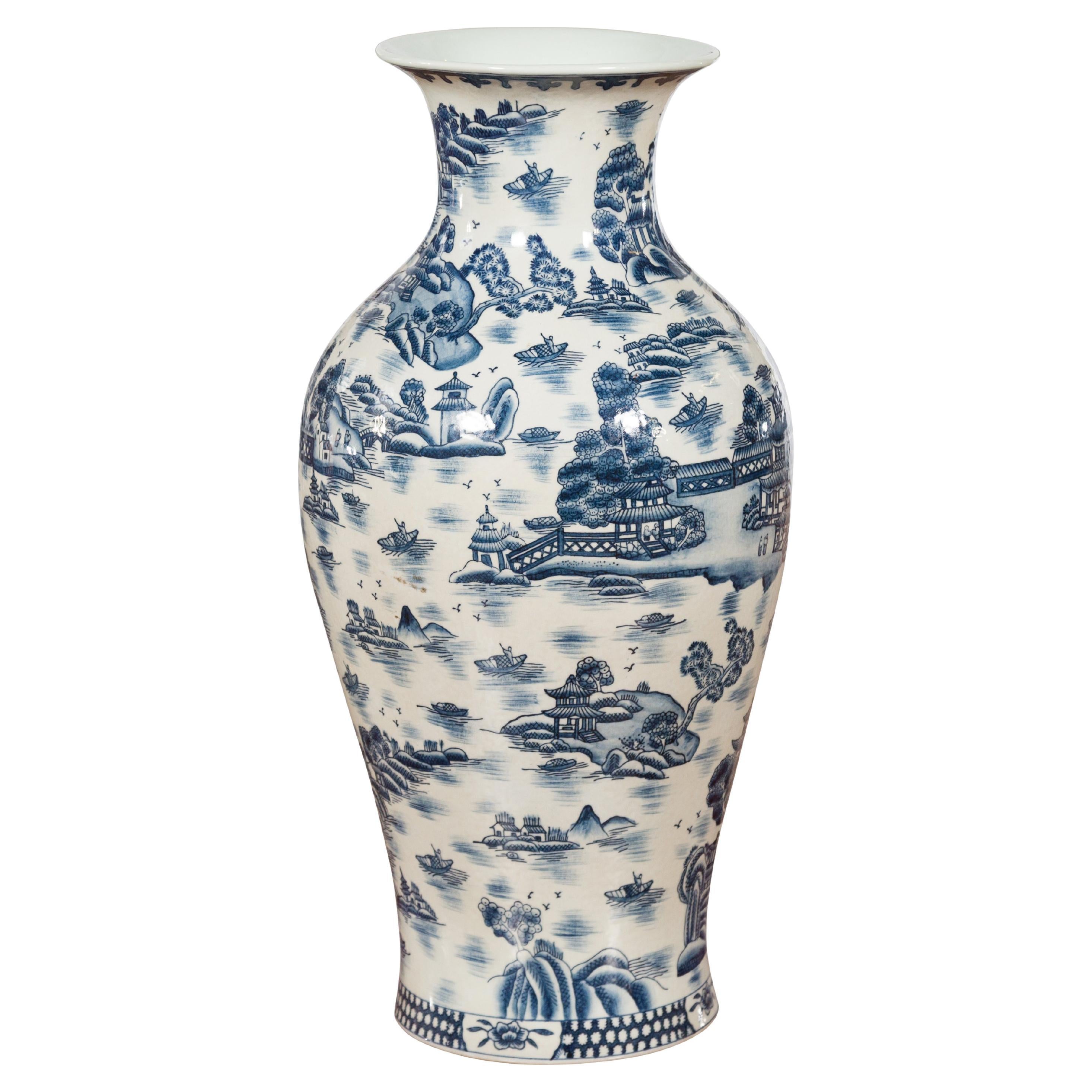 Chinesische Vintage-Porzellanvase aus blauem und weißem Porzellan mit Landschaften und Architekturen
