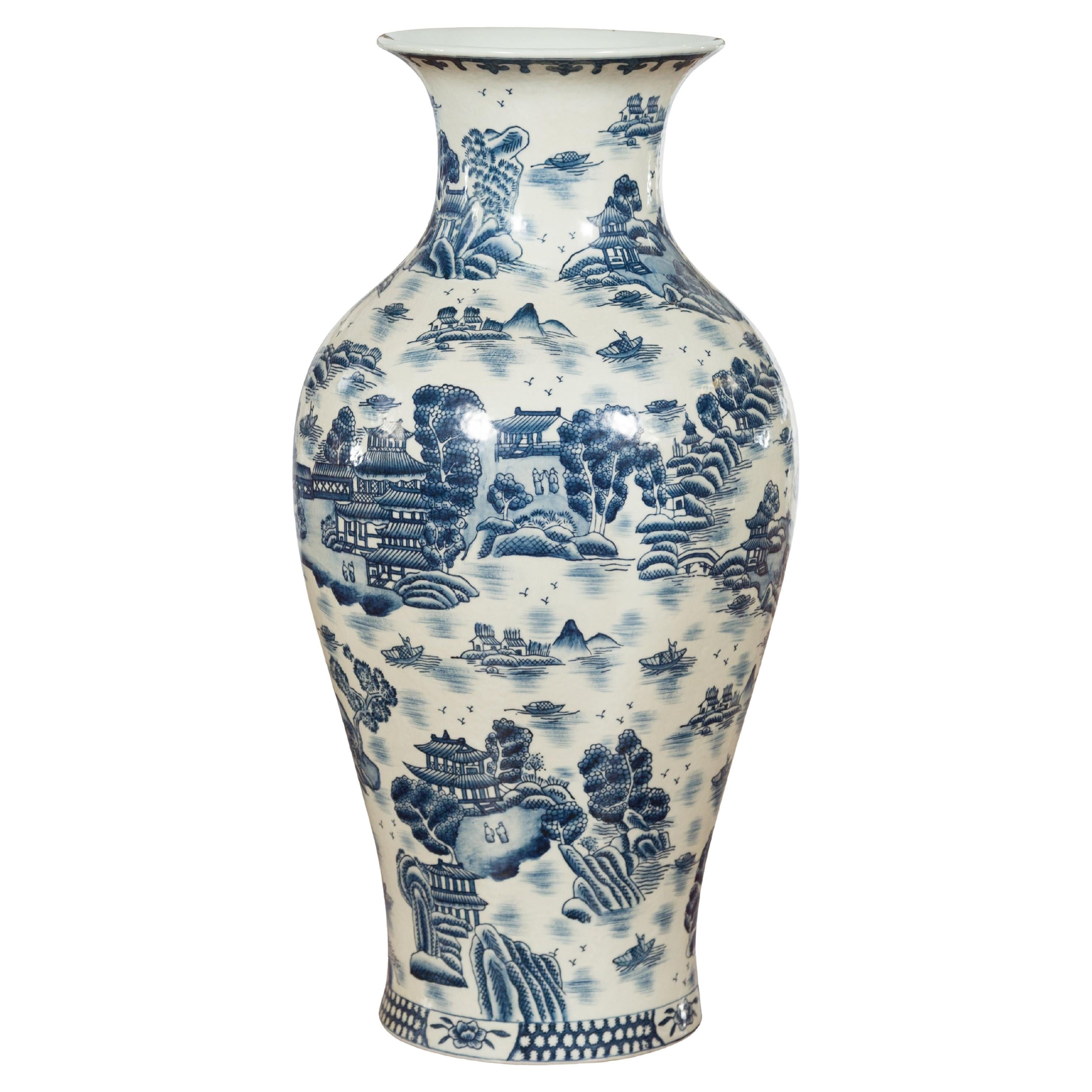 Chinesische Vintage-Vase aus blauem und weißem Porzellan mit Landschaften und Architekturen