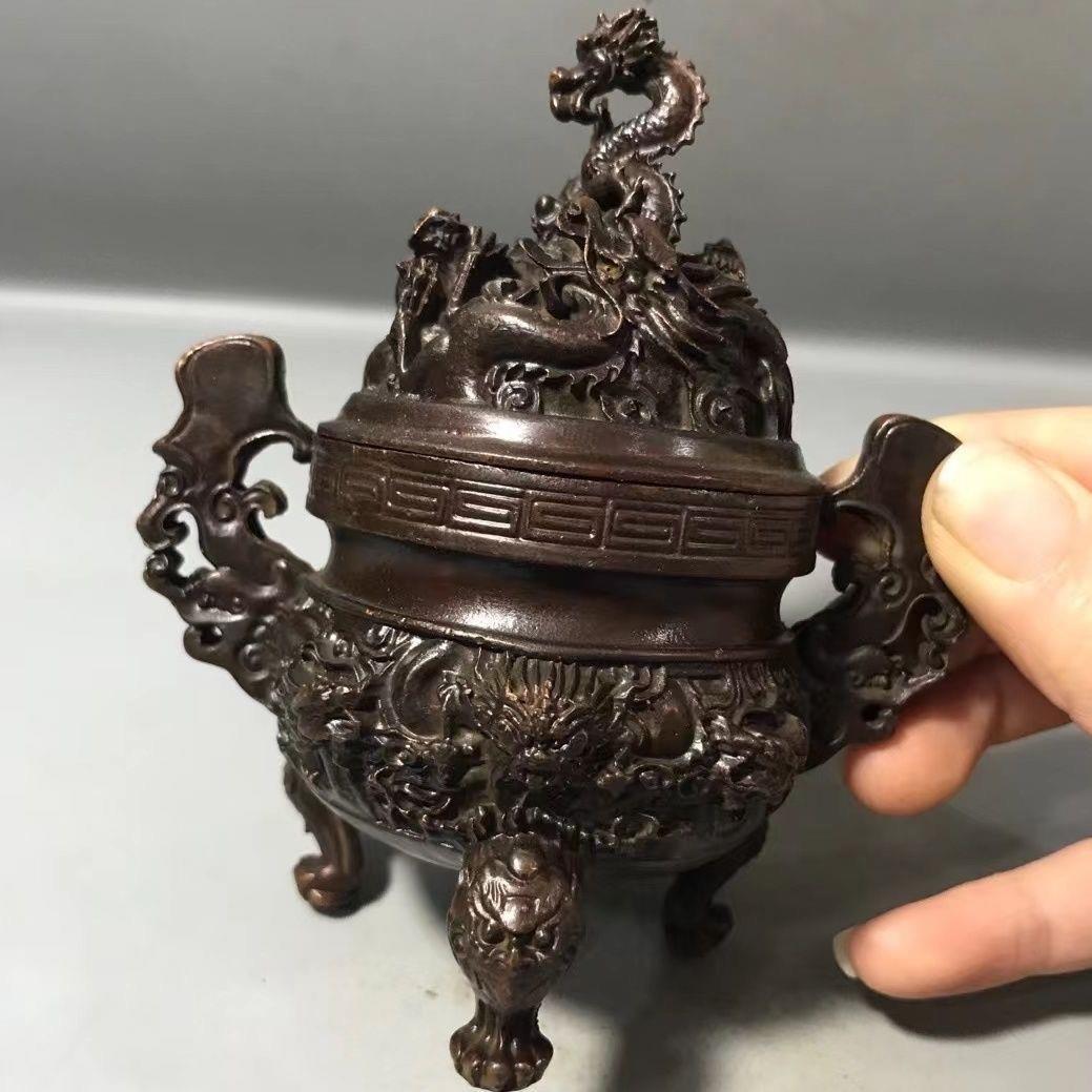 Questo bruciaincenso cinese in bronzo vintage è finemente realizzato con un intricato disegno a forma di drago, simbolo di potere, protezione e prosperità nella cultura cinese. La ricca patina di bronzo e l'intaglio dettagliato ne evidenziano