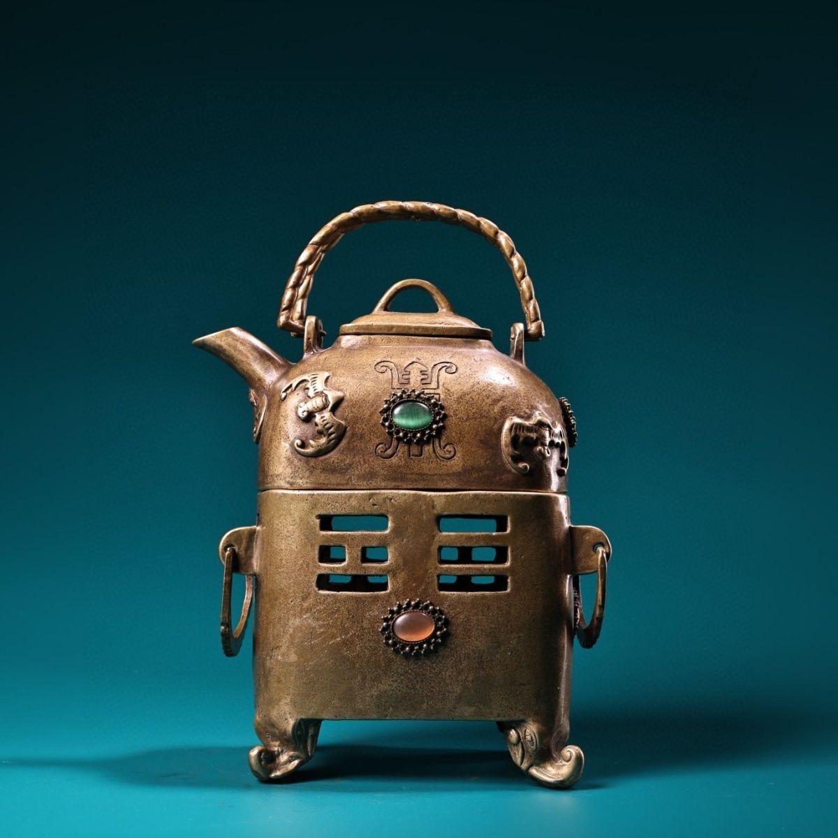 Ajoutez une touche d'élégance culturelle à votre collection avec cet ensemble théière et pot à vin chinois en bronze vintage, qui présente des motifs de longévité complexes et un design de tabouret unique. Cet ensemble exquis incarne le riche