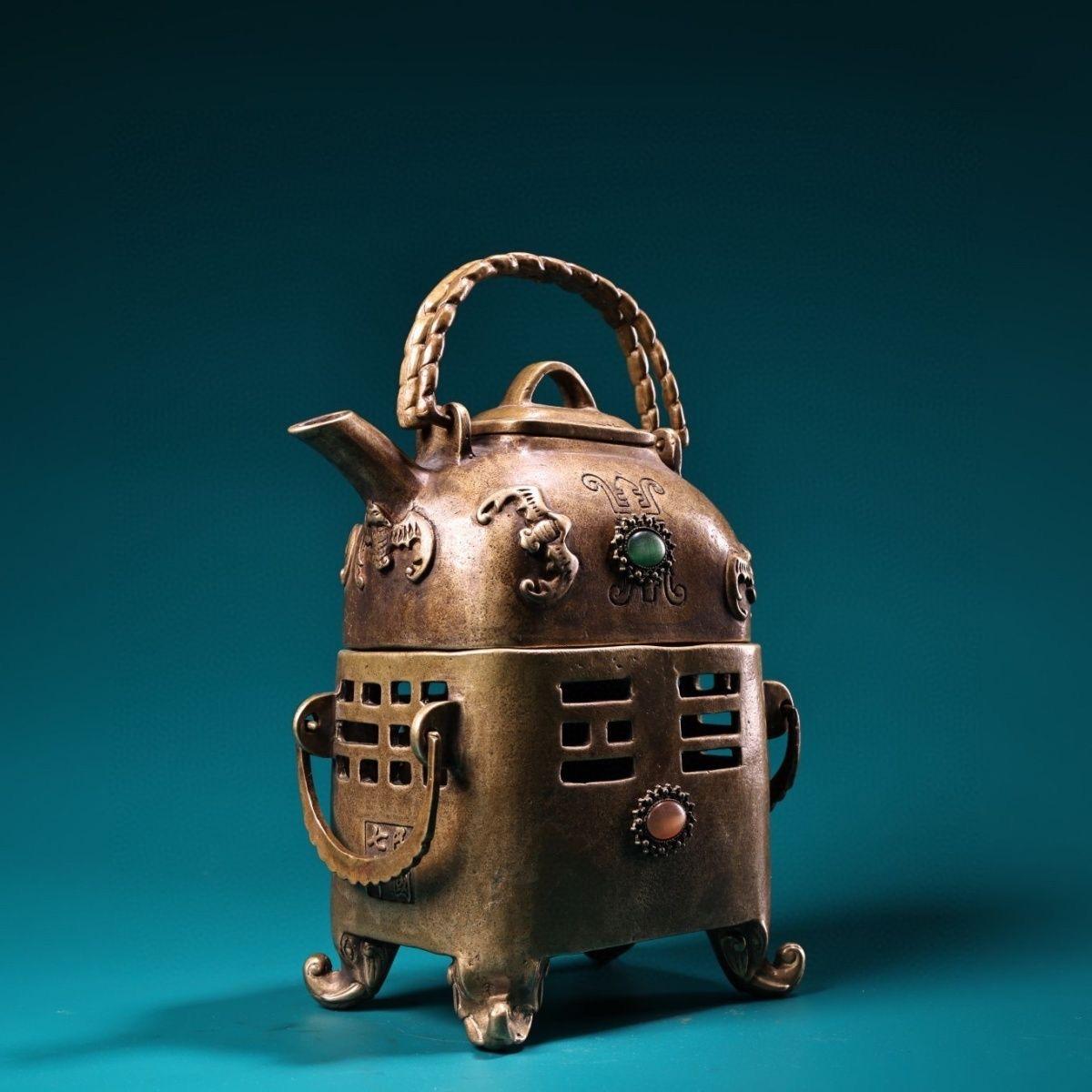 Théière chinoise vintage en bronze à motifs de longévité Pot à vin avec Stand tabouret État moyen - En vente à 景德镇市, CN