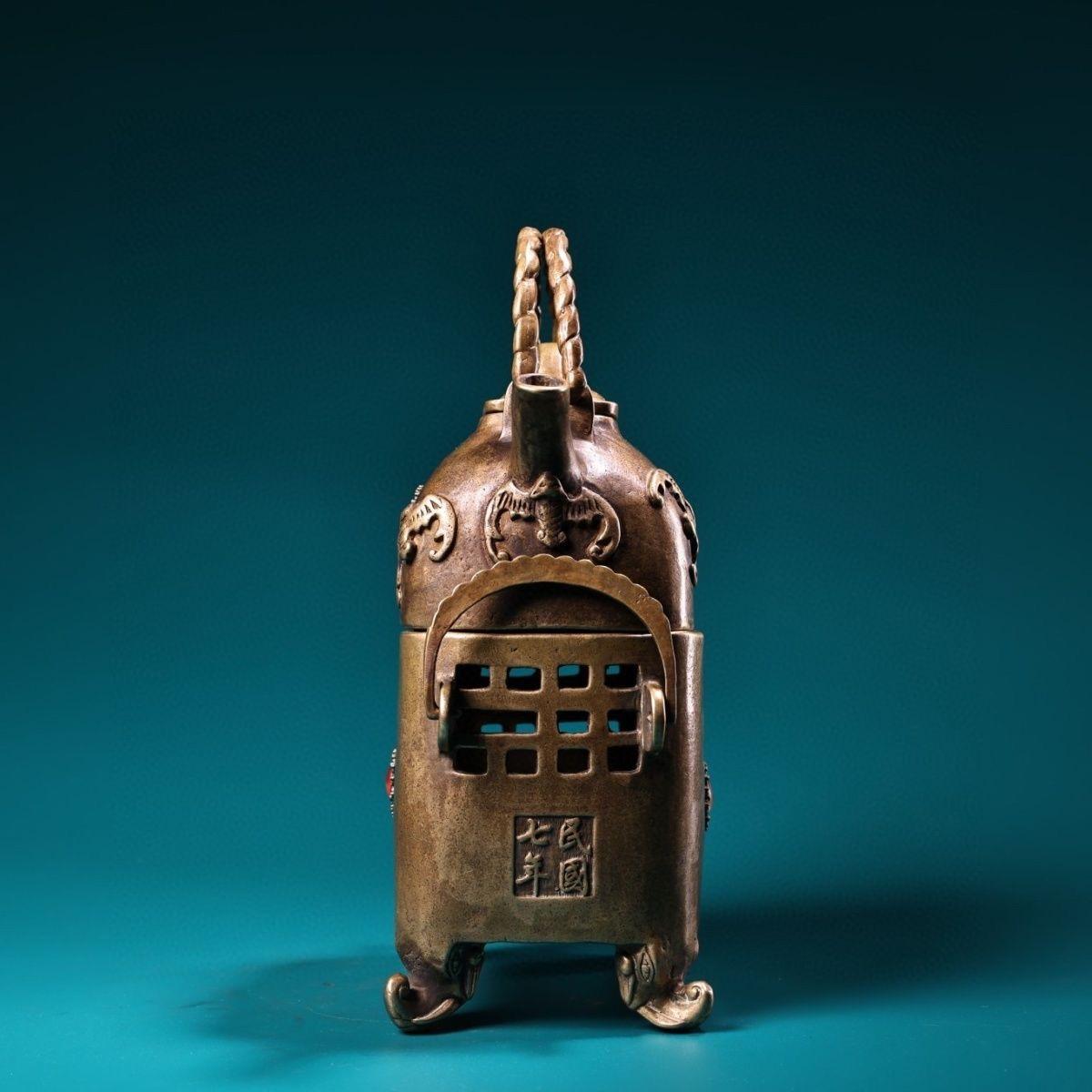 XIXe siècle Théière chinoise vintage en bronze à motifs de longévité Pot à vin avec Stand tabouret en vente