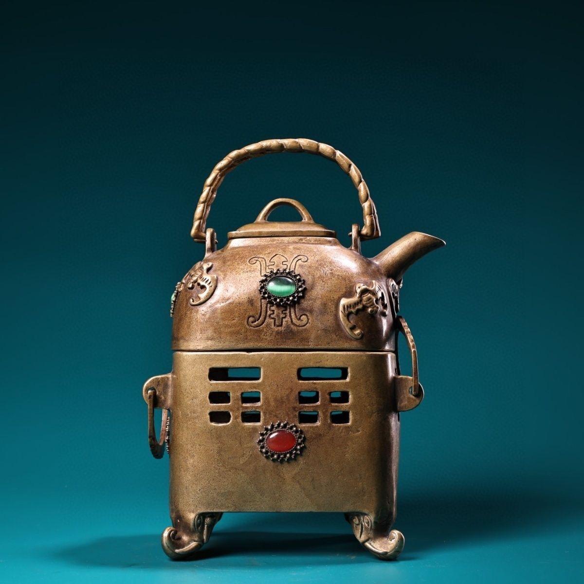 Bronze Théière chinoise vintage en bronze à motifs de longévité Pot à vin avec Stand tabouret en vente