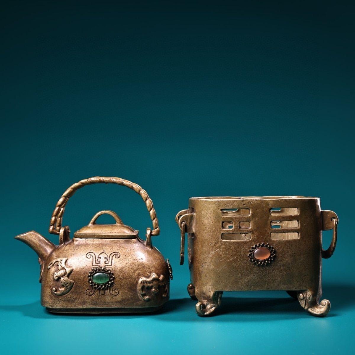 Théière chinoise vintage en bronze à motifs de longévité Pot à vin avec Stand tabouret en vente 1