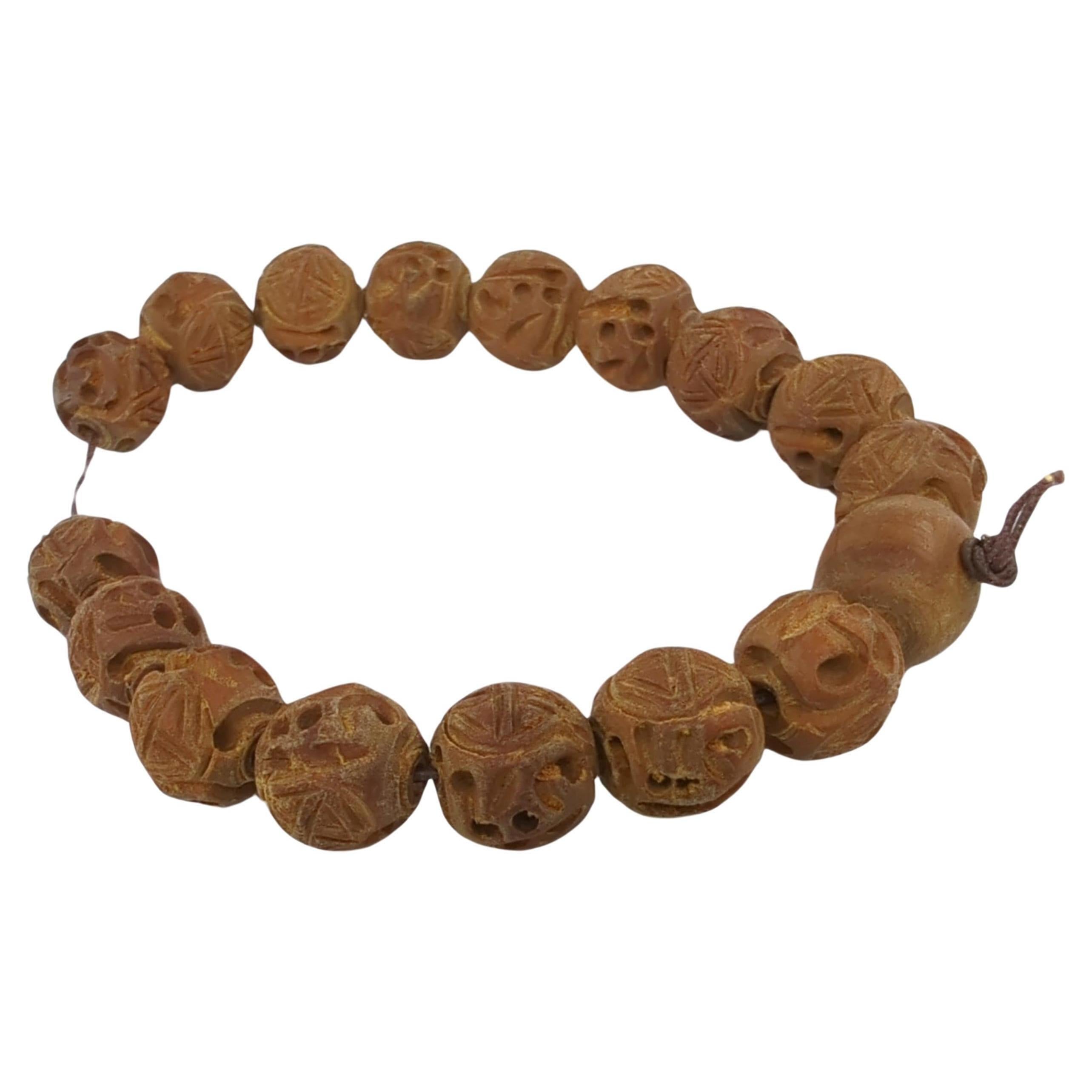 Bracelet chinois vintage en bois de santal sculpté 17 perles sur vieux cordon Pour femmes en vente
