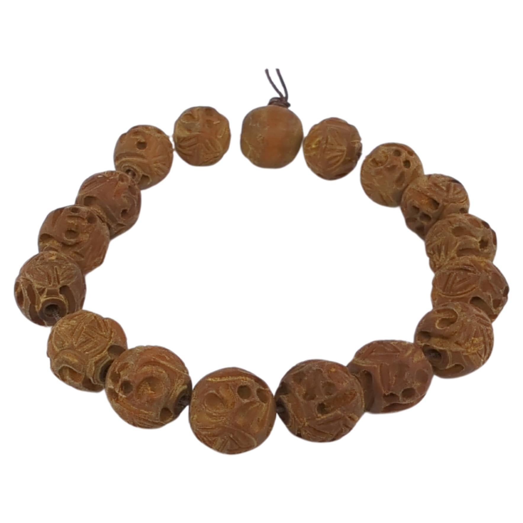 Bracelet chinois vintage en bois de santal sculpté 17 perles sur vieux cordon en vente