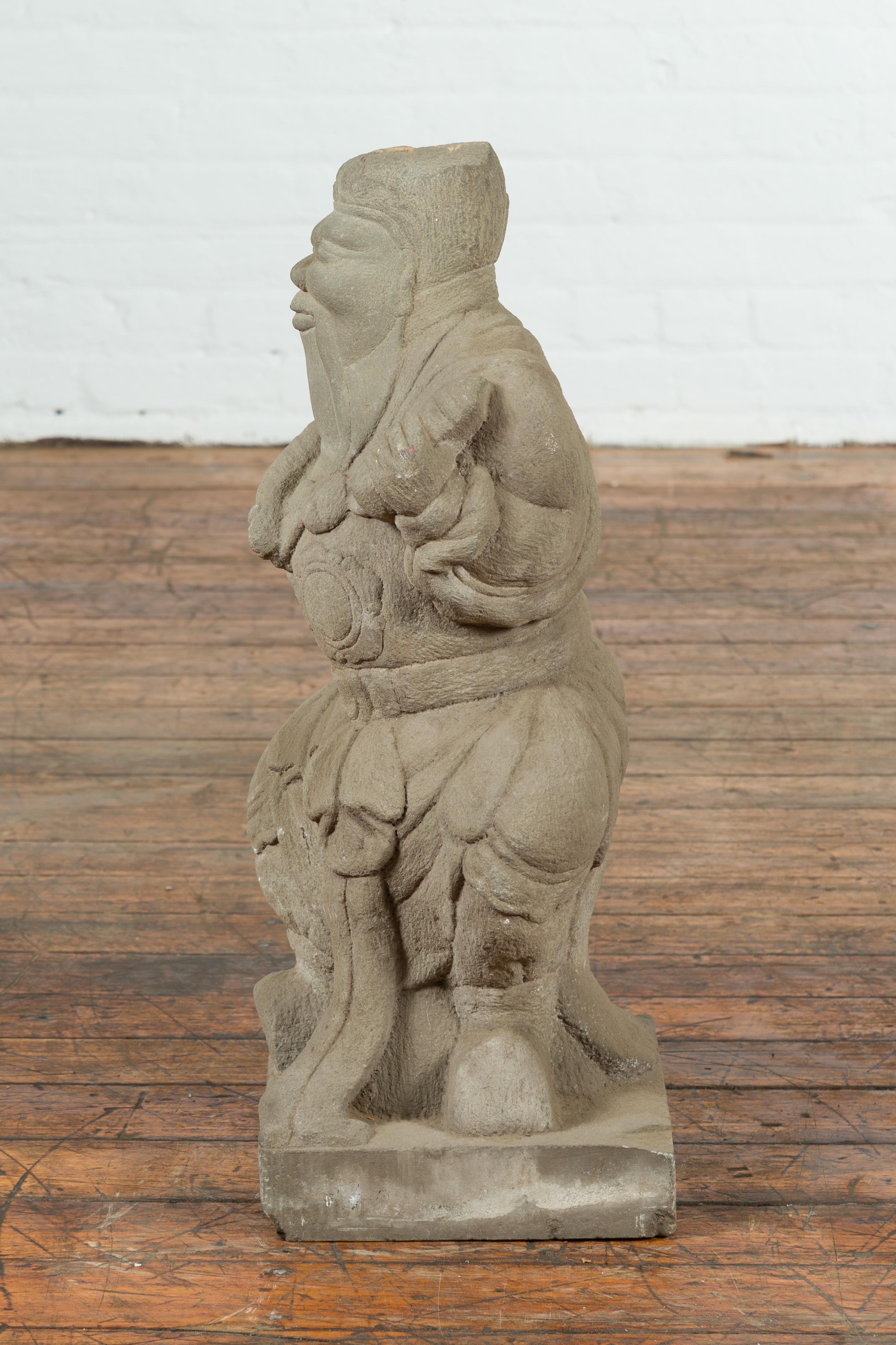 Sculpture chinoise vintage en pierre sculptée représentant un moine assis tenant des objets en vente 4